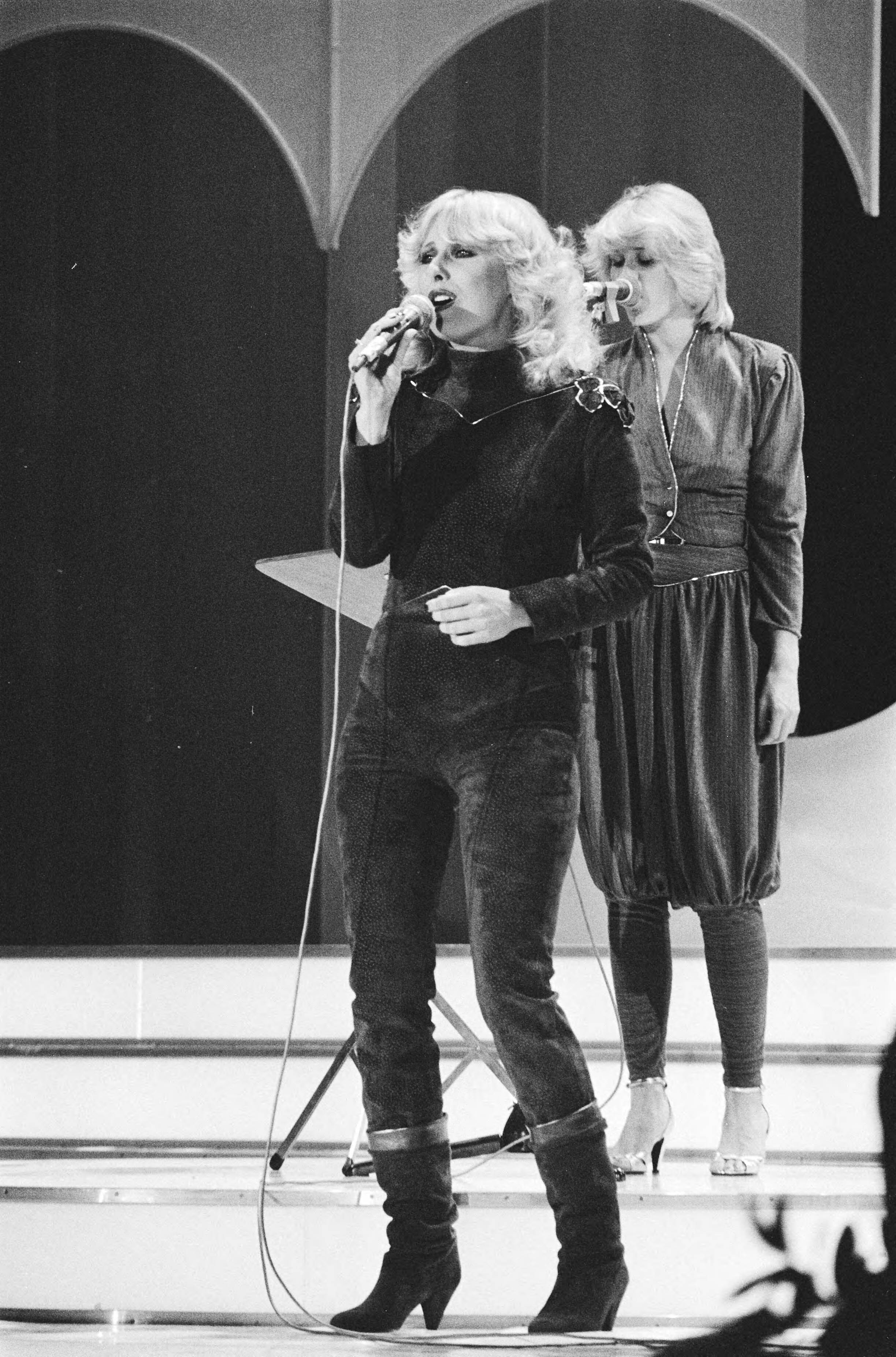 Fotocollectie Anefo — Nationale finale Eurovisie Songfestival in Circustheater in Scheveningen. Bonnie St. Claire tijdens haar optreden — Foto: Dijk, Hans van / Anefo. Licentie: Set B: Rechtenvrij / Publiek Domein. Bron: Nationaal Archief. http://hdl.handle.net/10648/ad11025a-d0b4-102d-bcf8-003048976d84