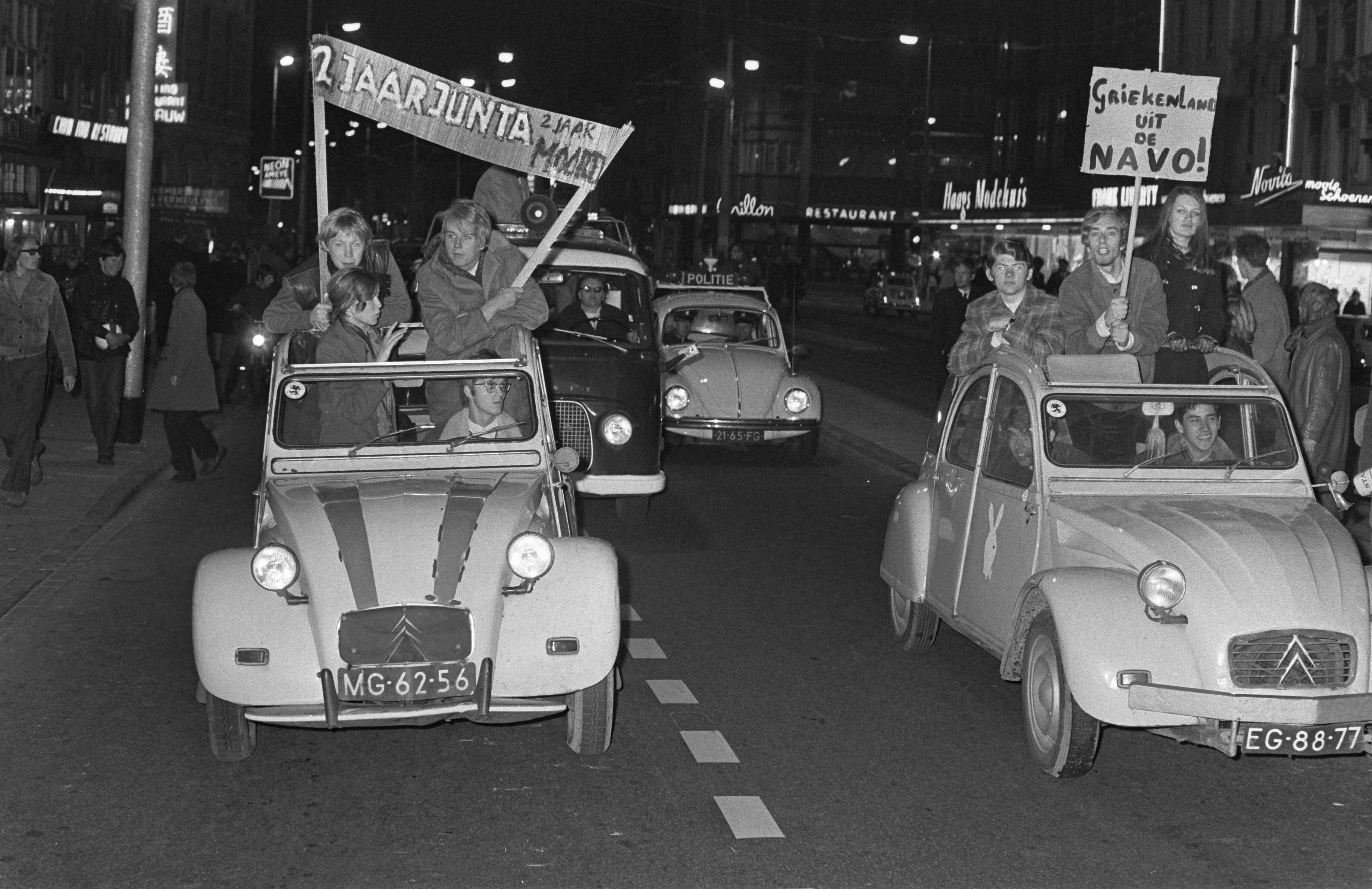 Fotocollectie Anefo — Demonstratie van plusminus 500 jongeren tegen bewind in Griekenland te Den Haag met politie te paard — Foto: Verhoeff, Bert / Anefo. Licentie: Set B: Rechtenvrij / Publiek Domein. Bron: Nationaal Archief. http://hdl.handle.net/10648/ab66144a-d0b4-102d-bcf8-003048976d84