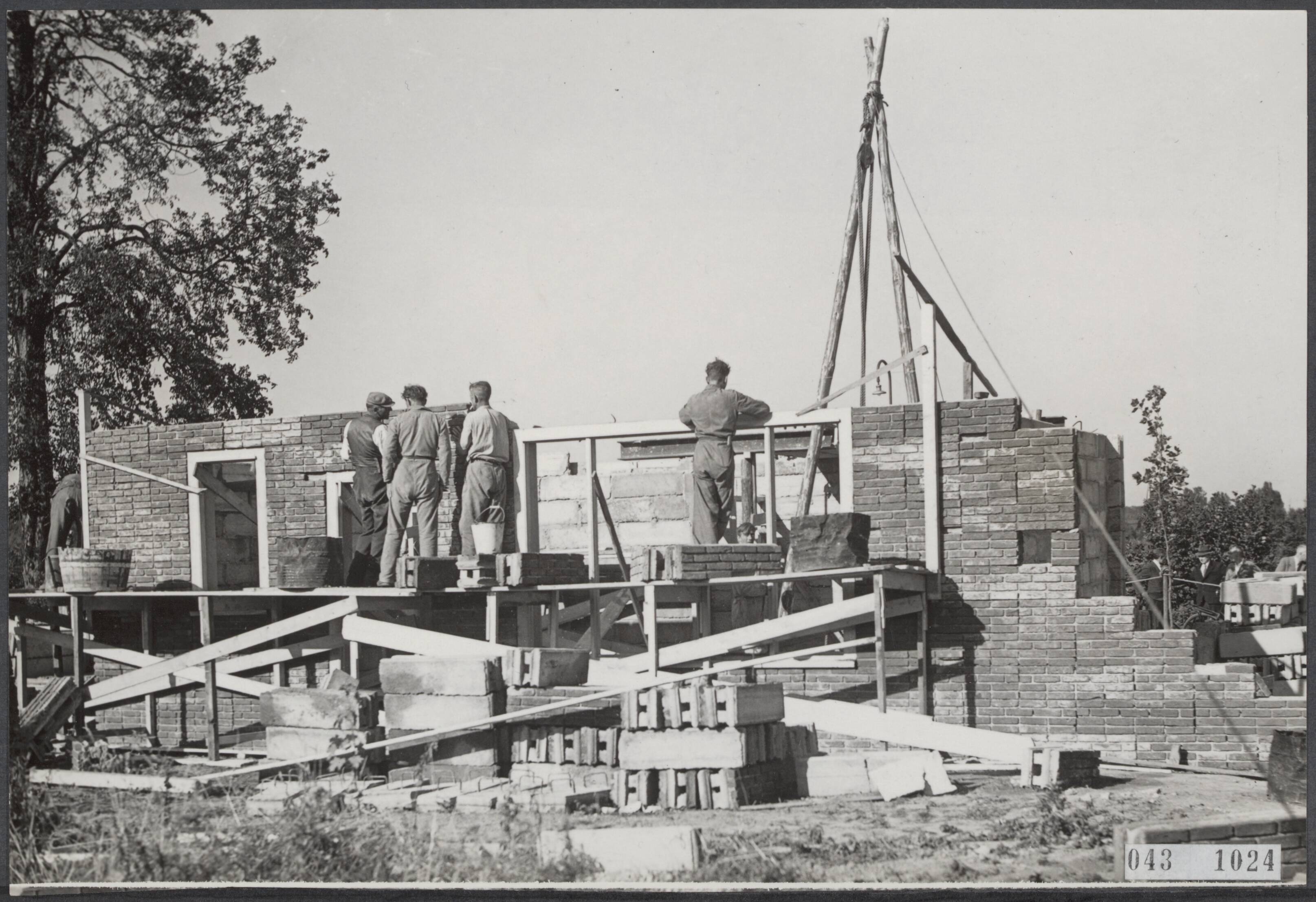 Fotocollectie Elsevier Binnenland — In Leidschendam is een ploeg van zes arbeiders bezig volgens een speciaal systeem van betonblokken in zes dagen tijd een huis te bouwen. De stand van zaken op de derde dag — Foto: Wit, Hans de / ANP / Rechtenvrij. Licentie: Set B: Rechtenvrij / Publiek Domein. Bron: Nationaal Archief. http://hdl.handle.net/10648/adf9dda4-d0b4-102d-bcf8-003048976d84