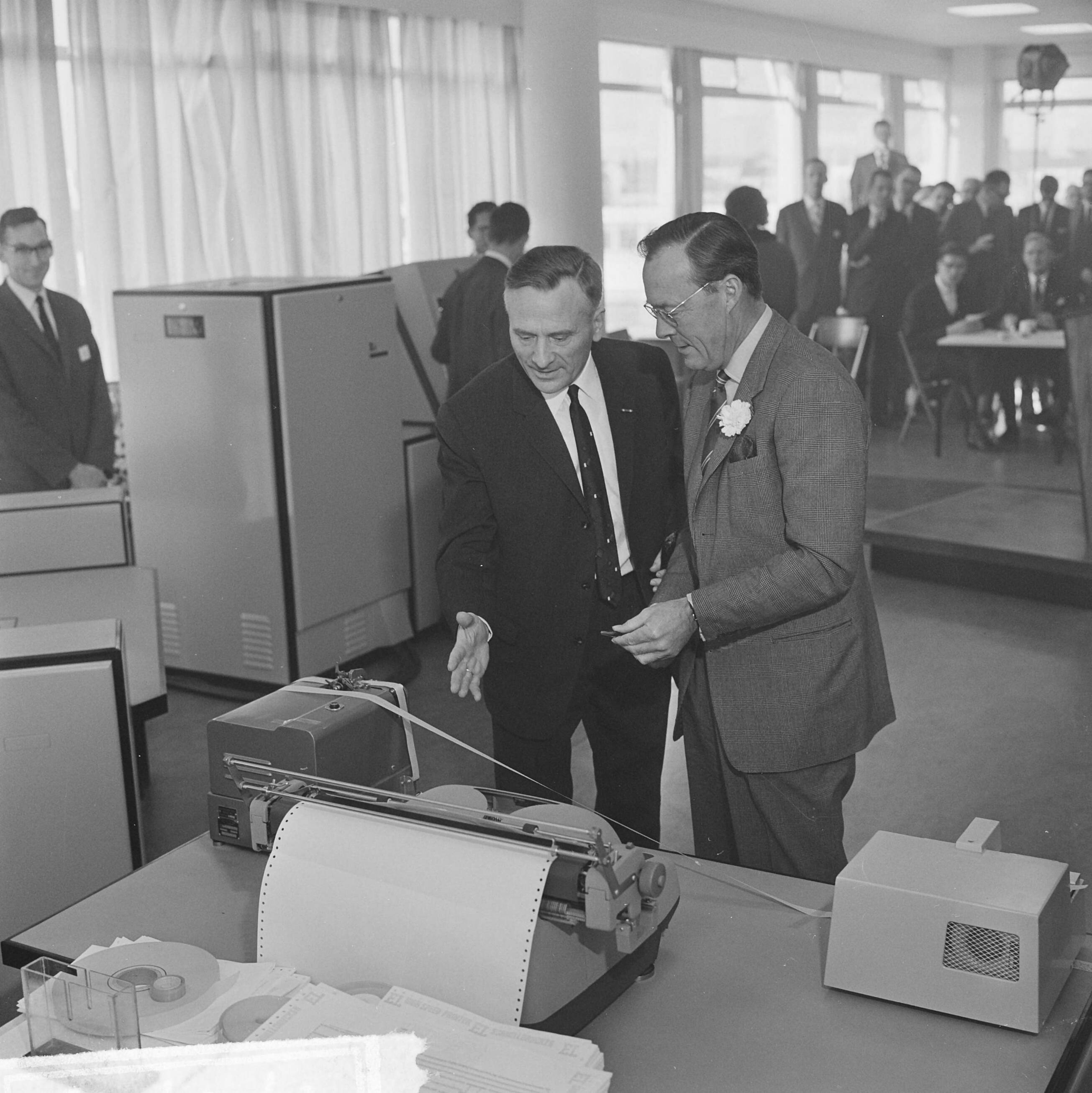 Fotocollectie Anefo — Prins Bernhard opende computerfabriek N.V. Electrologica te Rijswijk, de prins tijdens rondgang — Foto: Koch, Eric / Anefo. Licentie: Set B: Rechtenvrij / Publiek Domein. Bron: Nationaal Archief. http://hdl.handle.net/10648/aa84df2a-d0b4-102d-bcf8-003048976d84