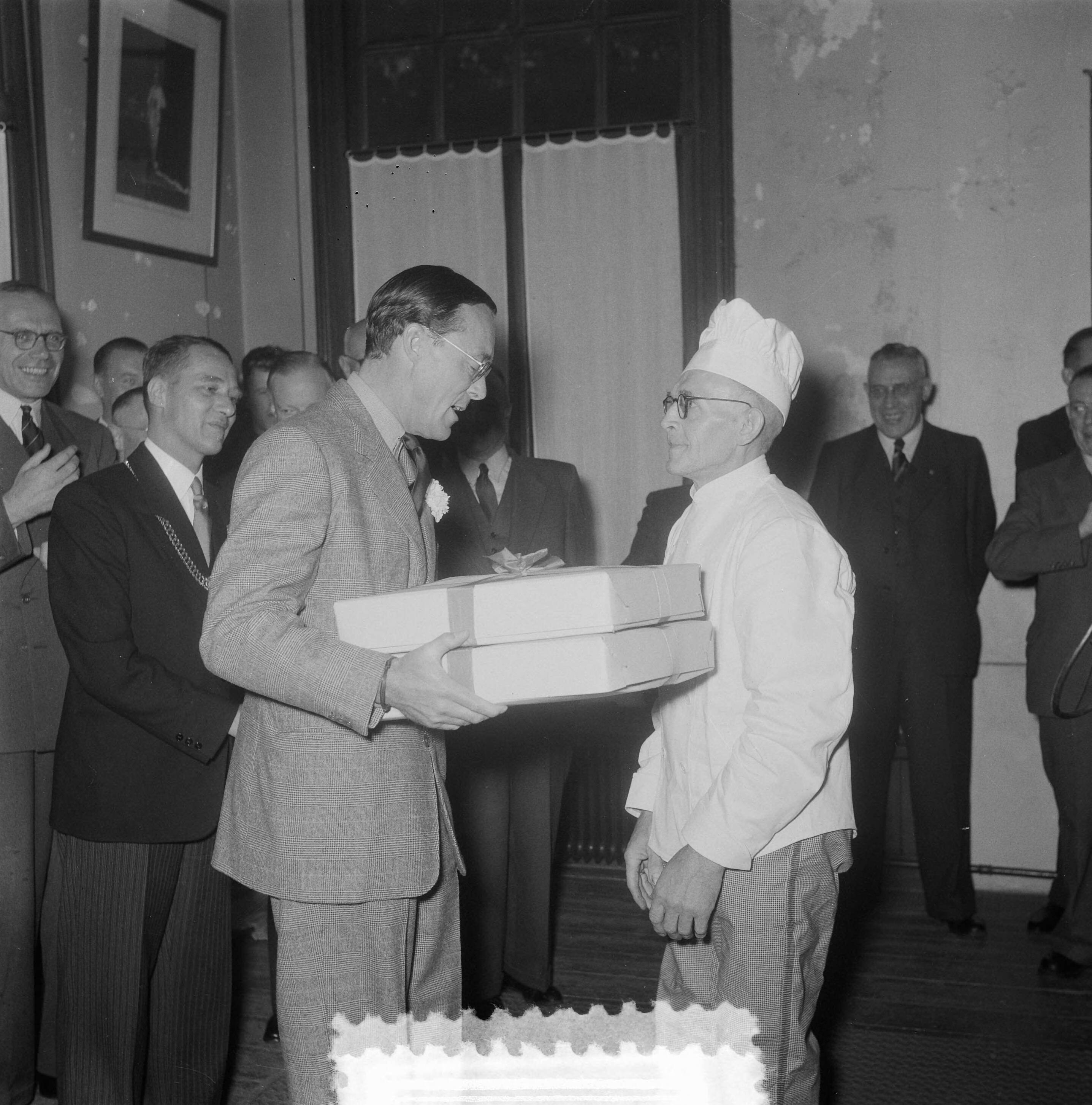 Fotocollectie Anefo — Prins Bernhard bezoekt paardenmarkt te Zuidlaren. Aanbieding van geschenken in de raadszaal. Links burgemeester Jan Hielke Roukema, rechts een bakkker — Foto: Noske, J.D. / Anefo. Licentie: Set B: Rechtenvrij / Publiek Domein. Bron: Nationaal Archief. http://hdl.handle.net/10648/a916423c-d0b4-102d-bcf8-003048976d84