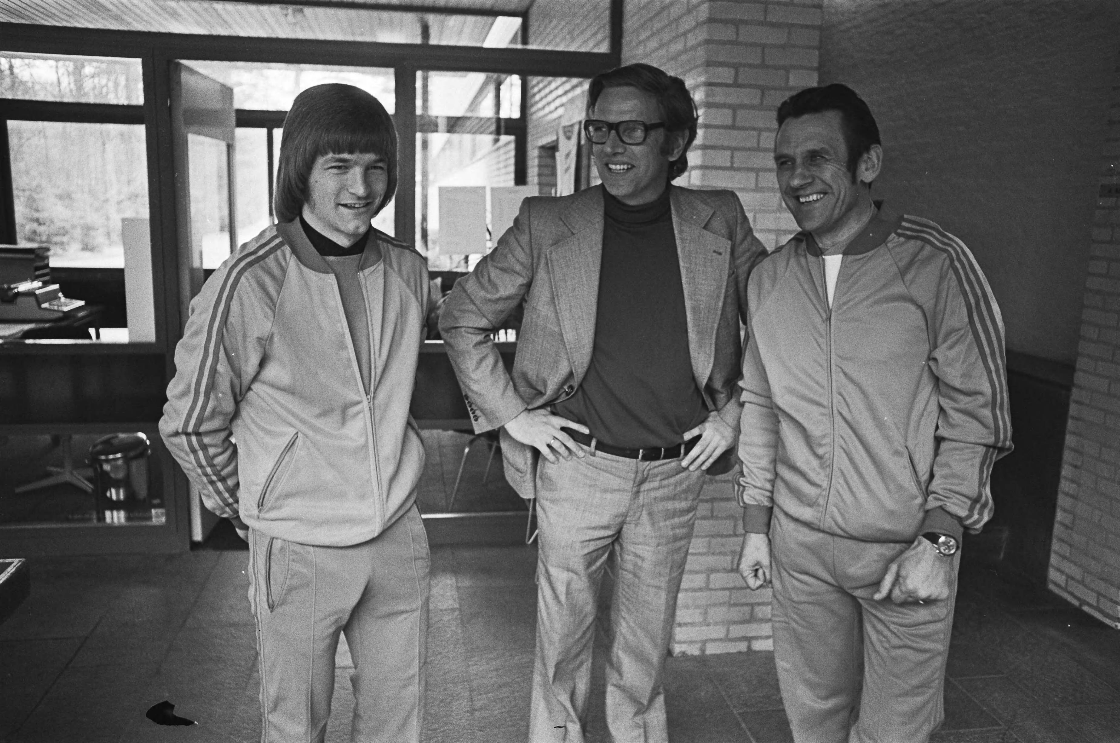 Nederlands elftal in training te Zeist — V.l.n.r.: Peters, dokter Kessel en trainer Zwartkruis — Foto: Verhoeff, Bert / Anefo. Licentie: Set B: Rechtenvrij / Publiek Domein. Bron: Nationaal Archief. http://hdl.handle.net/10648/ac9804d6-d0b4-102d-bcf8-003048976d84