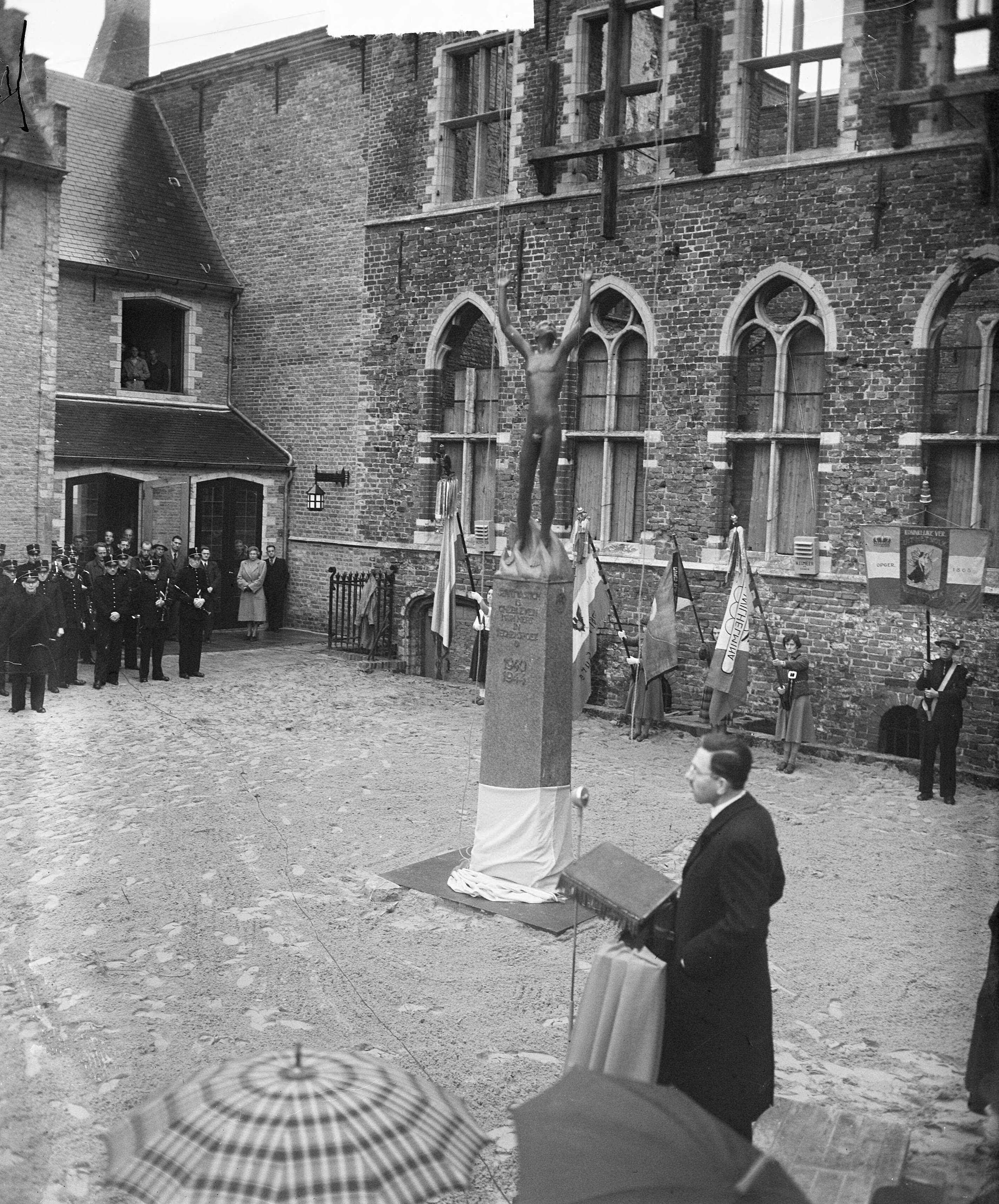 Fotocollectie Anefo — Onthulling van het bevrijdingsmonument te Middelburg — Foto: Winterbergen, Rolf / Anefo. Licentie: Set B: Rechtenvrij / Publiek Domein. Bron: Nationaal Archief. http://hdl.handle.net/10648/a8e1cf7a-d0b4-102d-bcf8-003048976d84