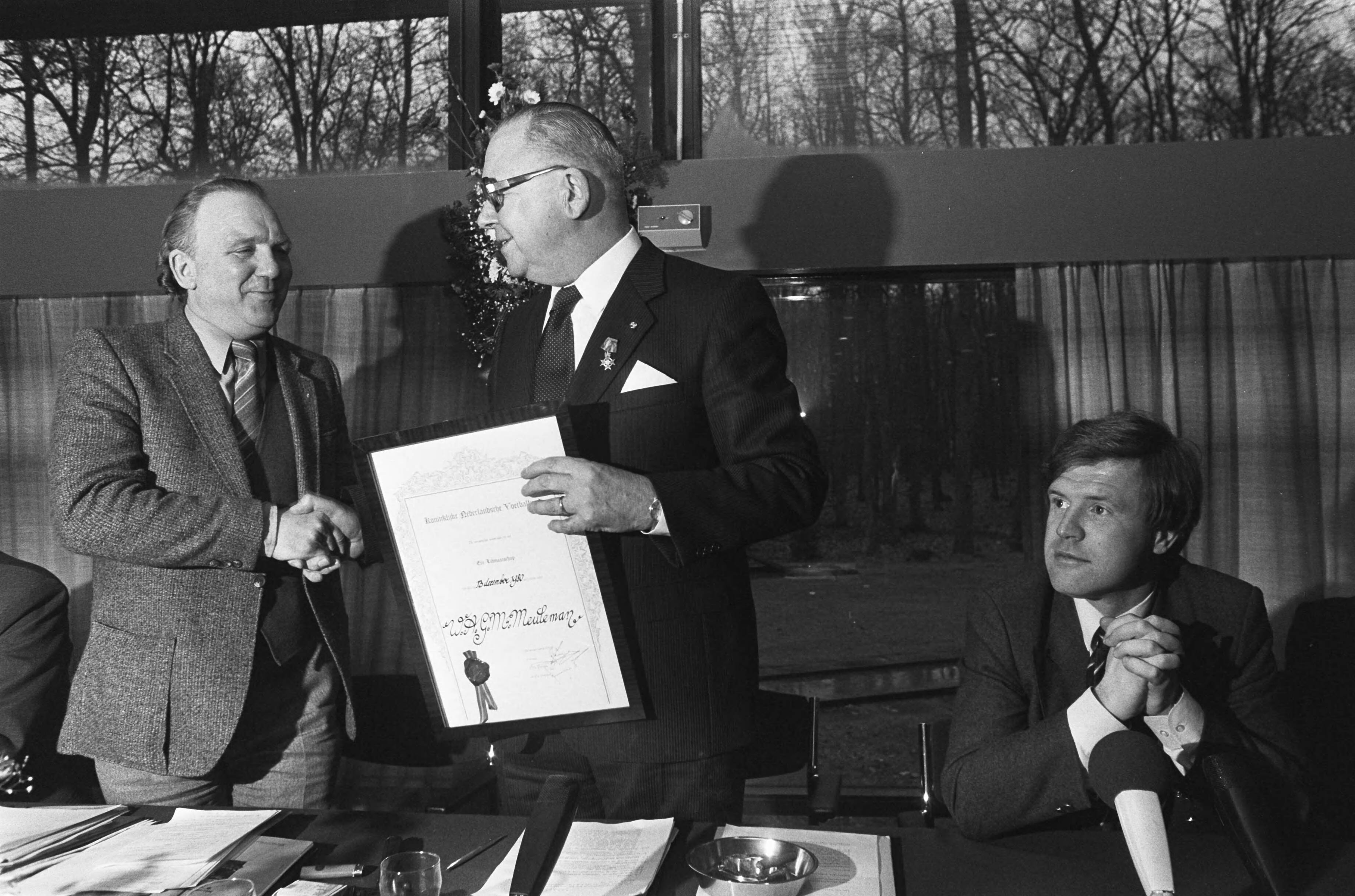 Fotocollectie Anefo — KNVB-Bondsvergadering in Zeist, v.l.n.r. Van Marle, Meuleman met certificaat omdat hij erelid KNVB is geworde en Vilé (r) — Foto: Bogaerts, Rob / Anefo. Licentie: Set B: Rechtenvrij / Publiek Domein. Bron: Nationaal Archief. http://hdl.handle.net/10648/acf02828-d0b4-102d-bcf8-003048976d84