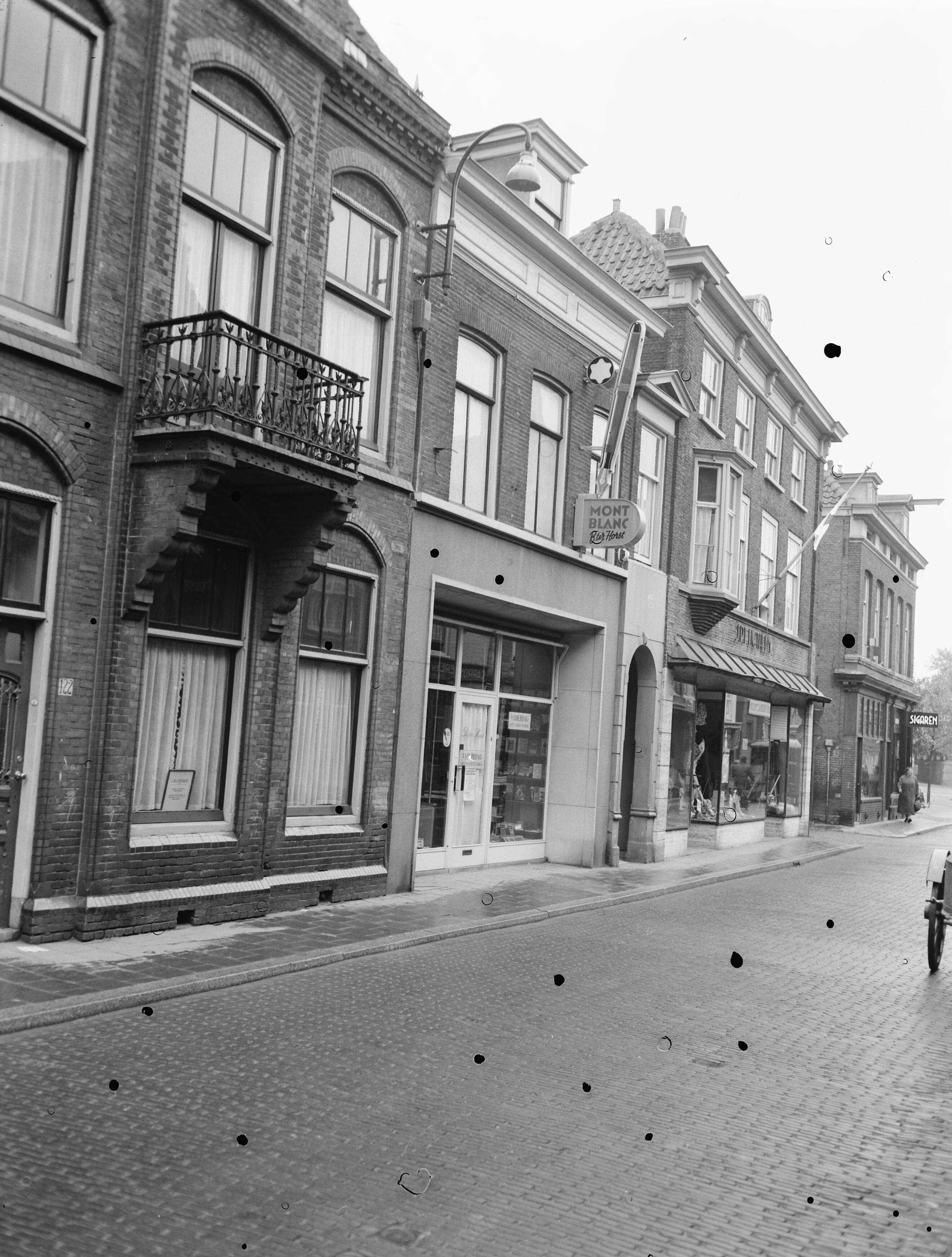Fotocollectie Anefo — Opdrachten Mont Blanc Reclame [uithangbord "Mont Blanc B. ter Horst"] aan het wnkelpand van de Voorburgse Boekhandel, Herenstraat 124, Voorburg — Foto: Noske, J.D. / Anefo. Licentie: Set B: Rechtenvrij / Publiek Domein. Bron: Nationaal Archief. http://hdl.handle.net/10648/a937284e-d0b4-102d-bcf8-003048976d84