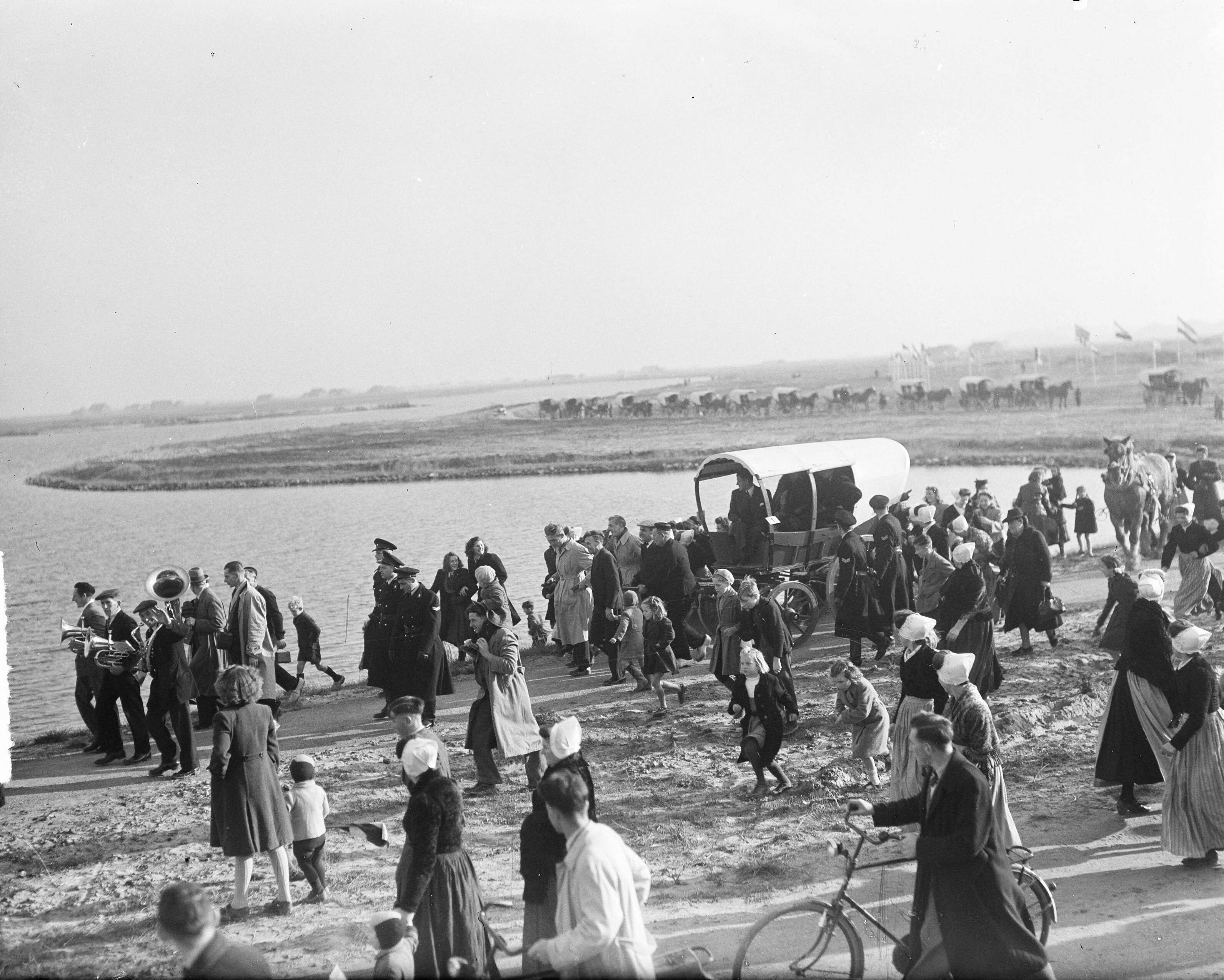 Fotocollectie Anefo — Boomplantdag te Westkapelle — Foto: Noske, J.D. / Anefo. Licentie: Set B: Rechtenvrij / Publiek Domein. Bron: Nationaal Archief. http://hdl.handle.net/10648/a8c0346e-d0b4-102d-bcf8-003048976d84