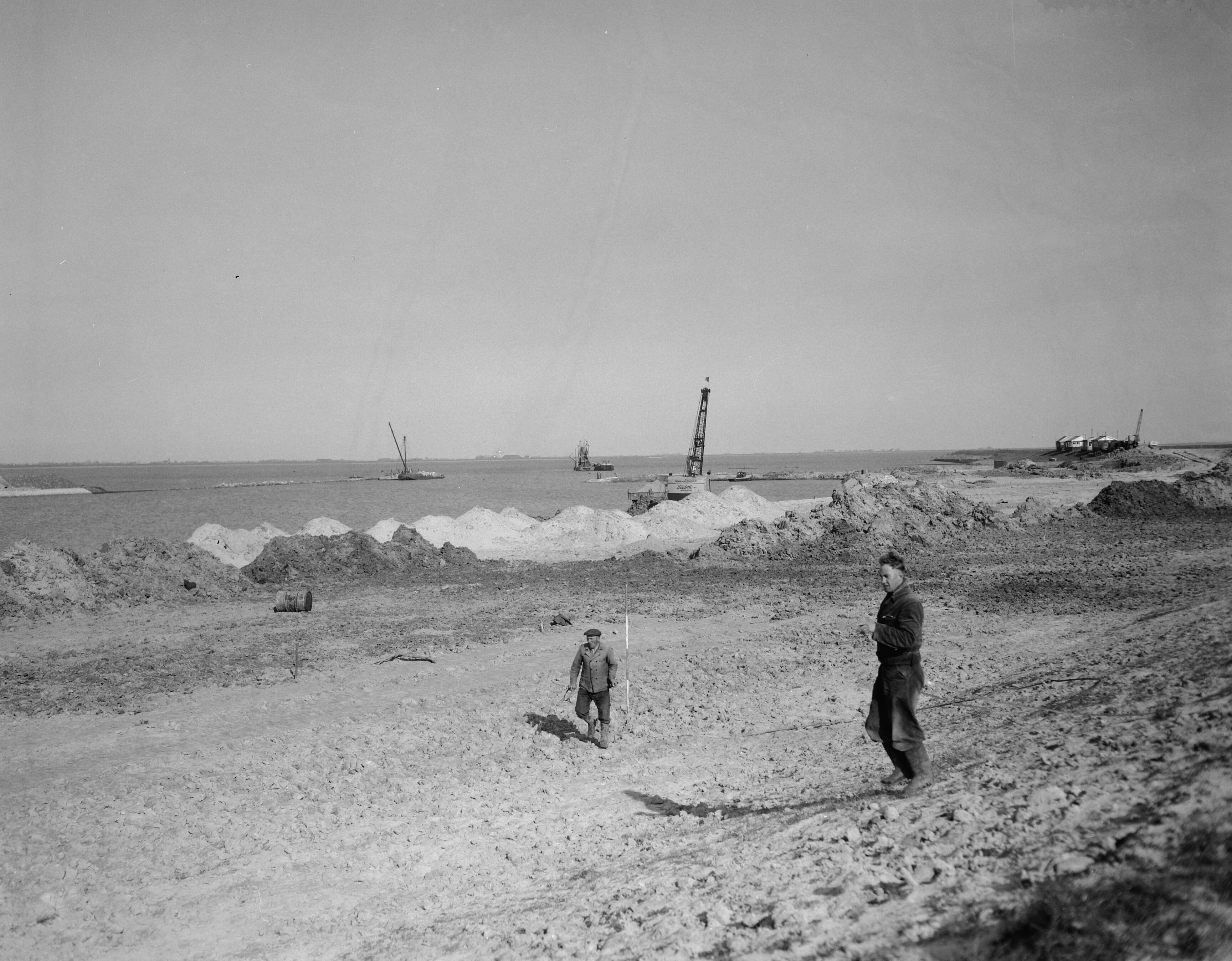 Fotocollectie Anefo — Werkzaamheden Deltaplan bij Veere — Foto: Bilsen, Joop van / Anefo. Licentie: Set B: Rechtenvrij / Publiek Domein. Bron: Nationaal Archief. http://hdl.handle.net/10648/a95d23f0-d0b4-102d-bcf8-003048976d84