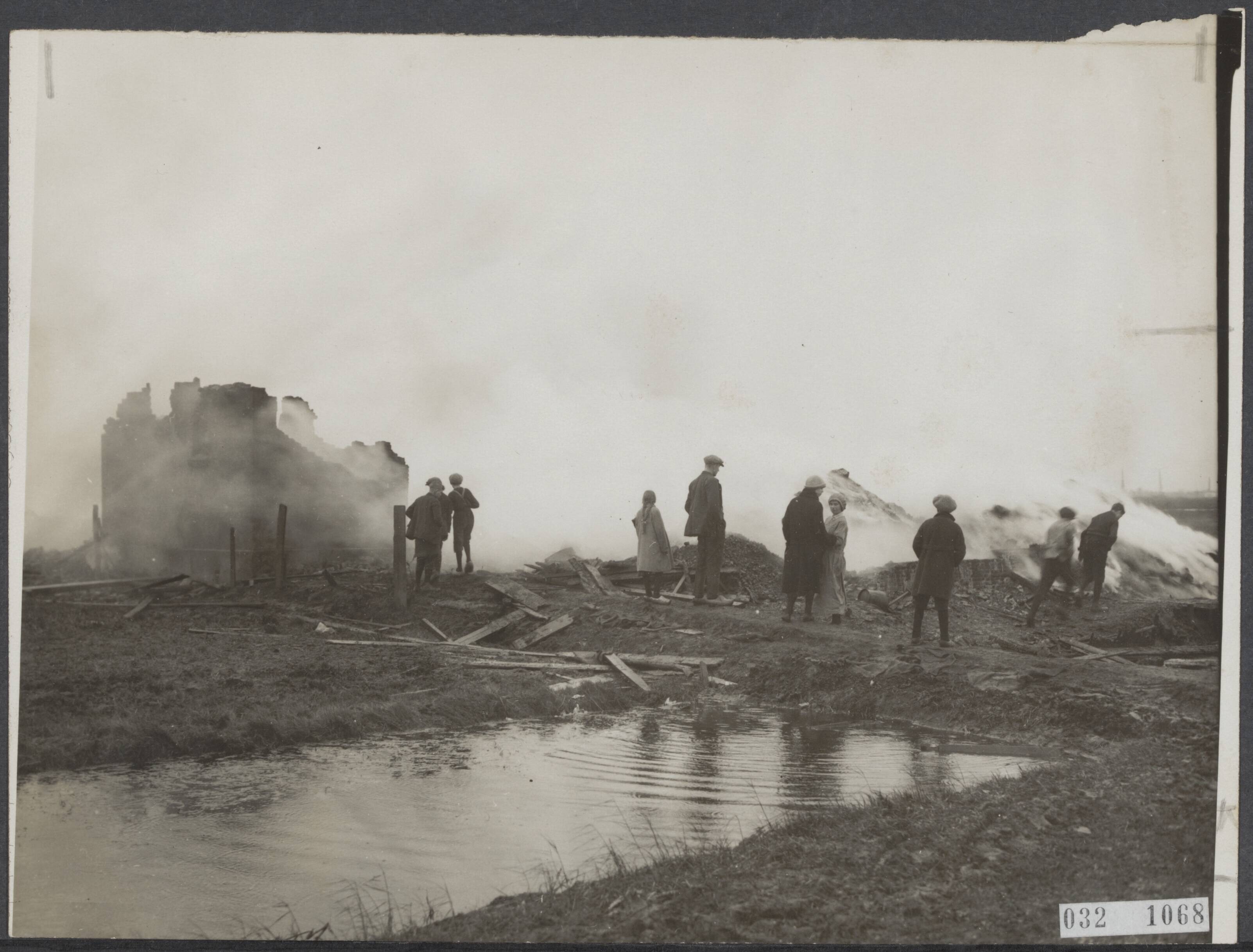 Fotocollectie Elsevier Binnenland — Brand te Zaandijk — Foto: N.V. Vereenigde Fotobureaux. Licentie: Set B: Rechtenvrij / Publiek Domein. Bron: Nationaal Archief. http://hdl.handle.net/10648/ade52544-d0b4-102d-bcf8-003048976d84
