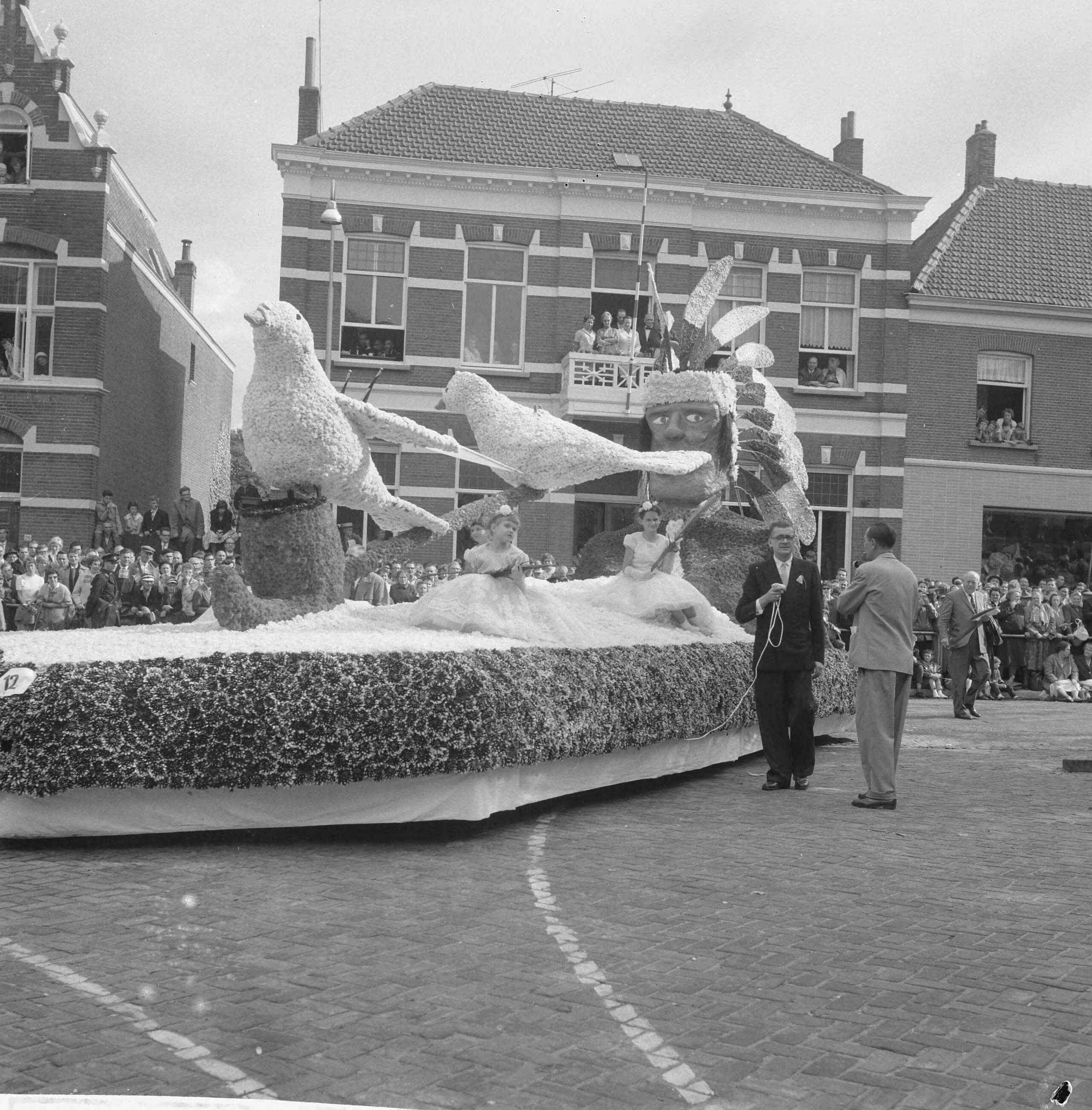 Fotocollectie Anefo — Bloemencorso te Zundert — Foto: Rossem, Wim van / Anefo. Licentie: Set B: Rechtenvrij / Publiek Domein. Bron: Nationaal Archief. http://hdl.handle.net/10648/a9b8799e-d0b4-102d-bcf8-003048976d84
