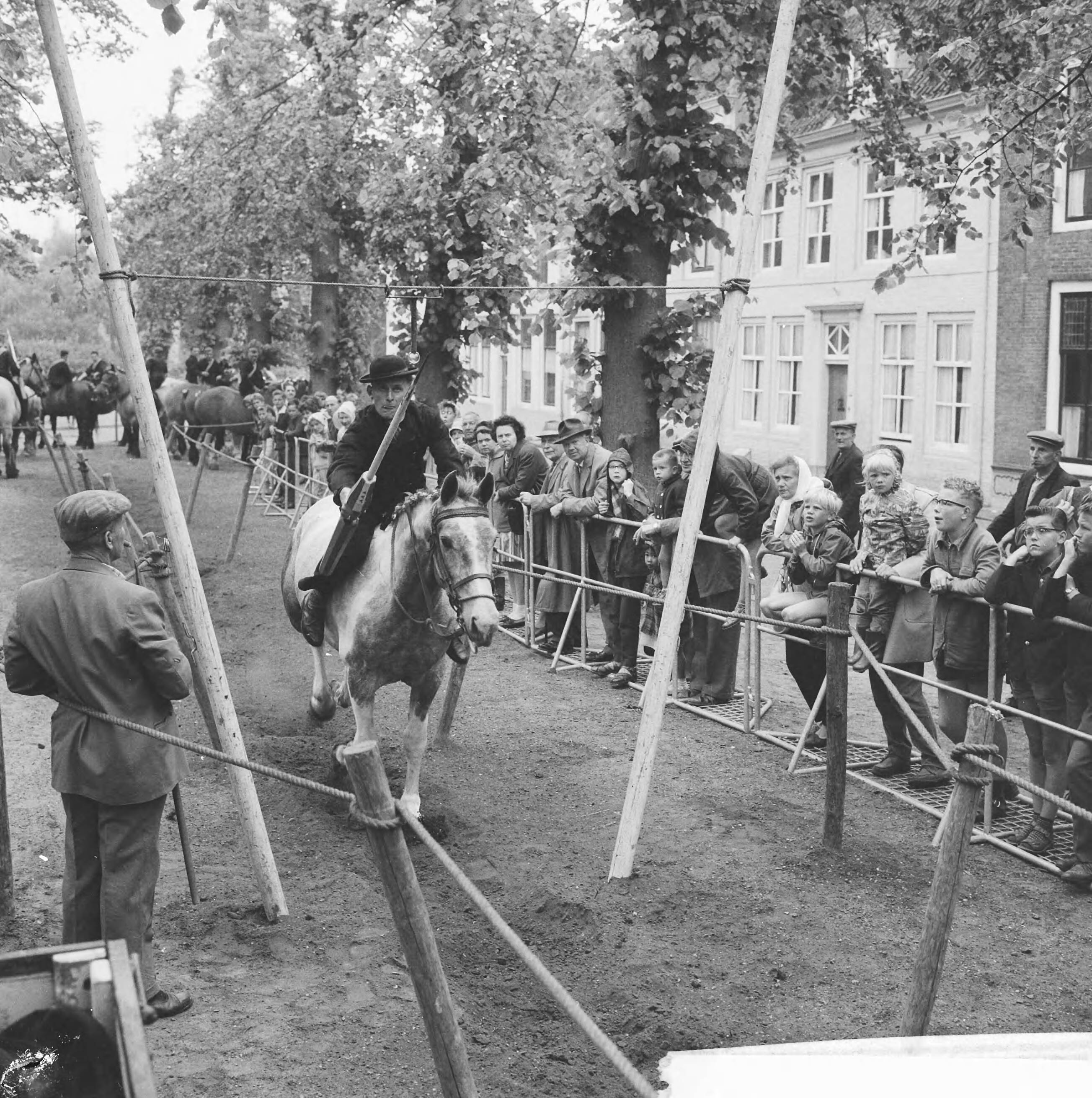 Fotocollectie Anefo — Ringrijden in Middelburg — Foto: Koch, Eric / Anefo. Licentie: Set B: Rechtenvrij / Publiek Domein. Bron: Nationaal Archief. http://hdl.handle.net/10648/aa10e9c6-d0b4-102d-bcf8-003048976d84