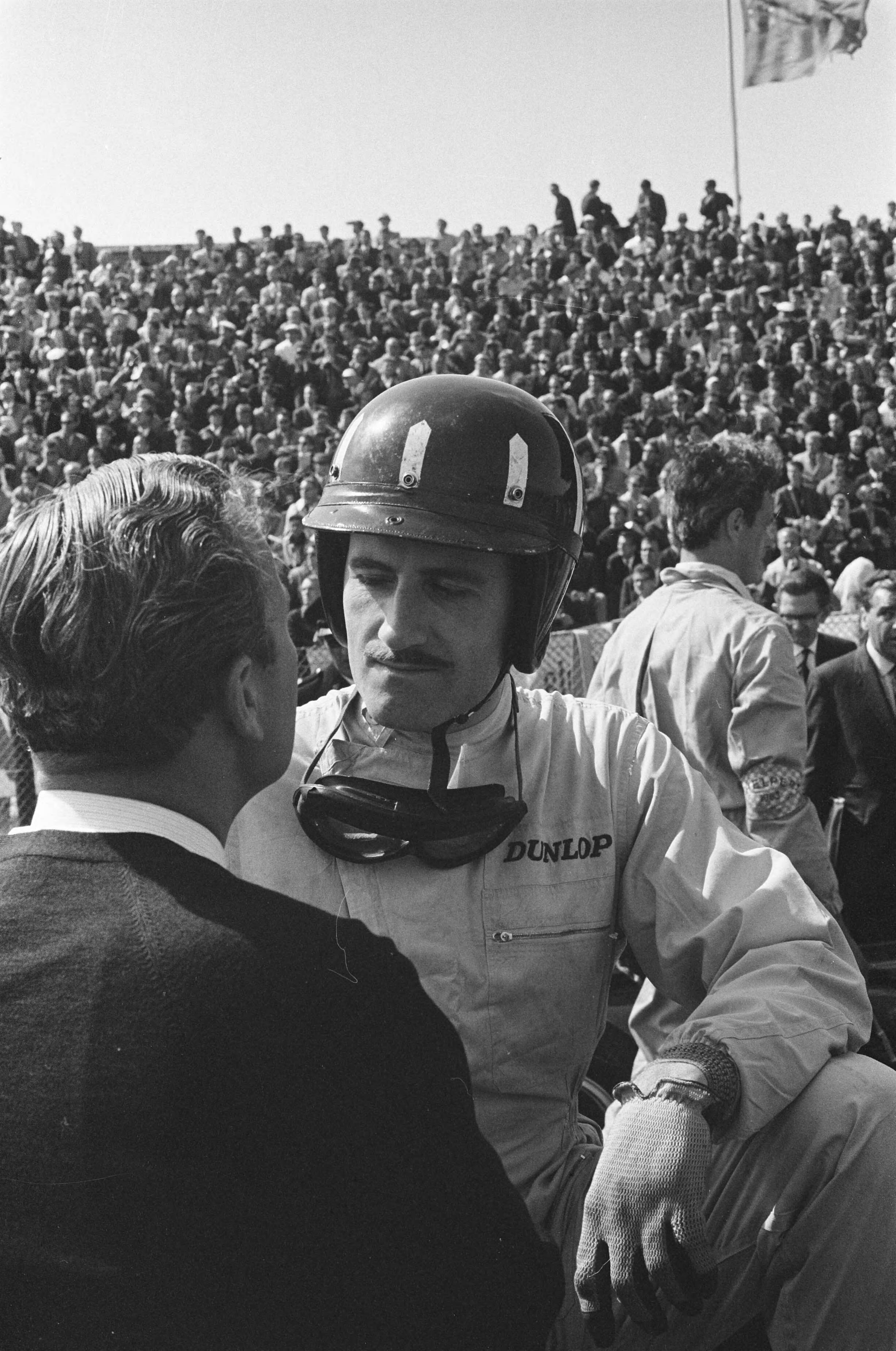Fotocollectie Anefo — Grand Prix te Zandvoort. Nummer 16, 17 rennersveld in de bocht — Foto: Pot, Harry / Anefo. Licentie: Set B: Rechtenvrij / Publiek Domein. Bron: Nationaal Archief. http://hdl.handle.net/10648/aa3bebd0-d0b4-102d-bcf8-003048976d84
