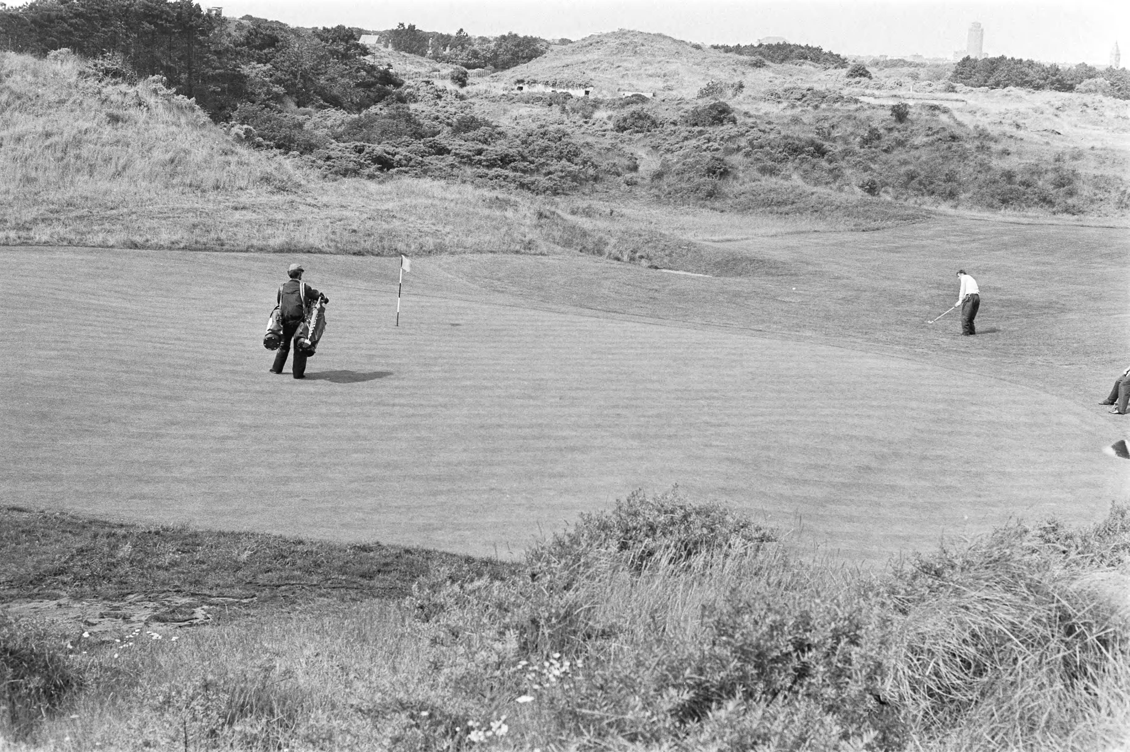 Fotocollectie Anefo — Overzicht van golfen op Kennemer Golfclub te Zandvoort — Foto: Punt, W. / Anefo. Licentie: Set B: Rechtenvrij / Publiek Domein. Bron: Nationaal Archief. http://hdl.handle.net/10648/abc8e0a2-d0b4-102d-bcf8-003048976d84