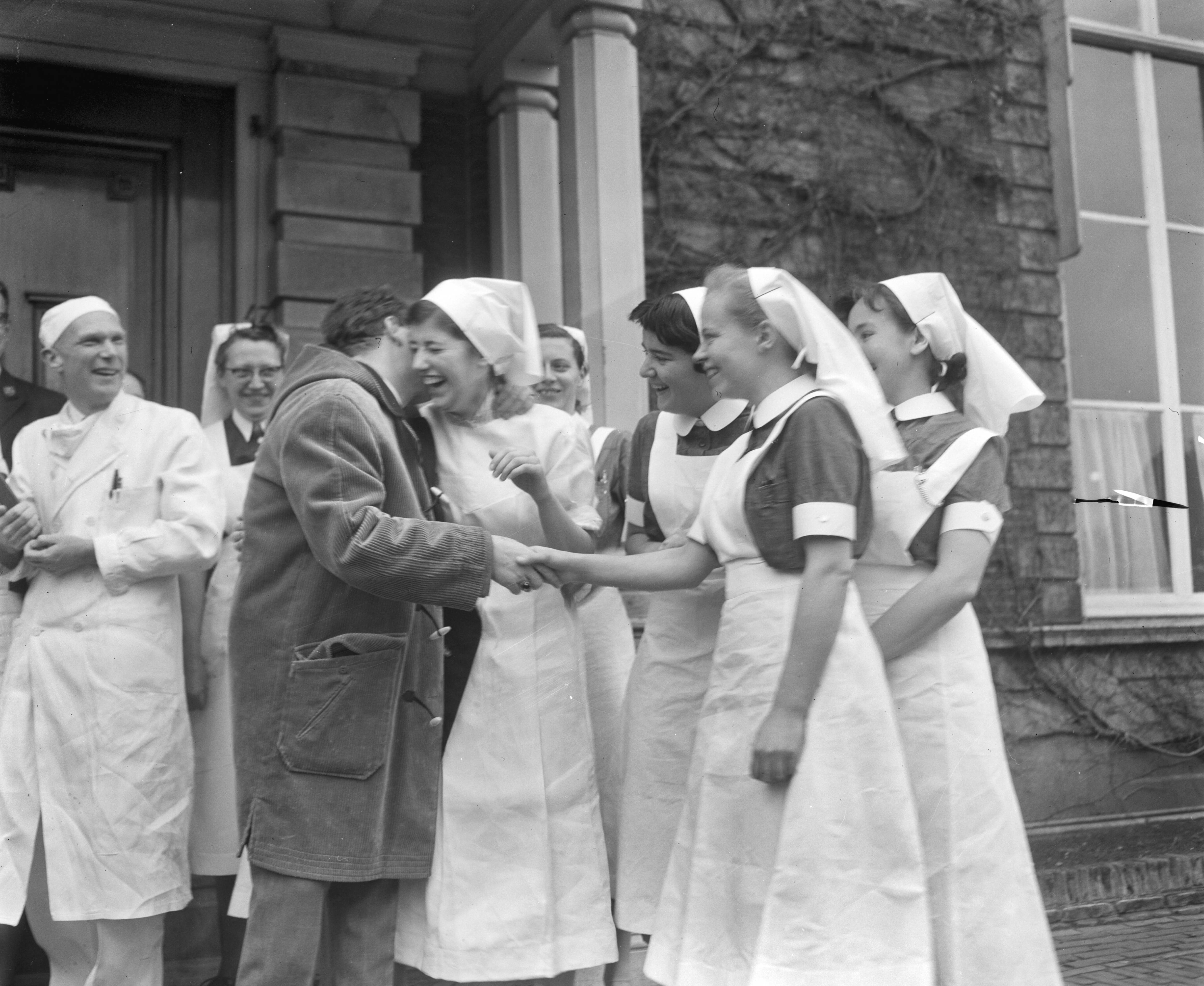 Fotocollectie Anefo — Johnny Jordaan neemt afscheid van verpleegsters van het Elisabethziekenhuis te Haarlem — Foto: Pot, Harry / Anefo. Licentie: Set B: Rechtenvrij / Publiek Domein. Bron: Nationaal Archief. http://hdl.handle.net/10648/a95899e8-d0b4-102d-bcf8-003048976d84