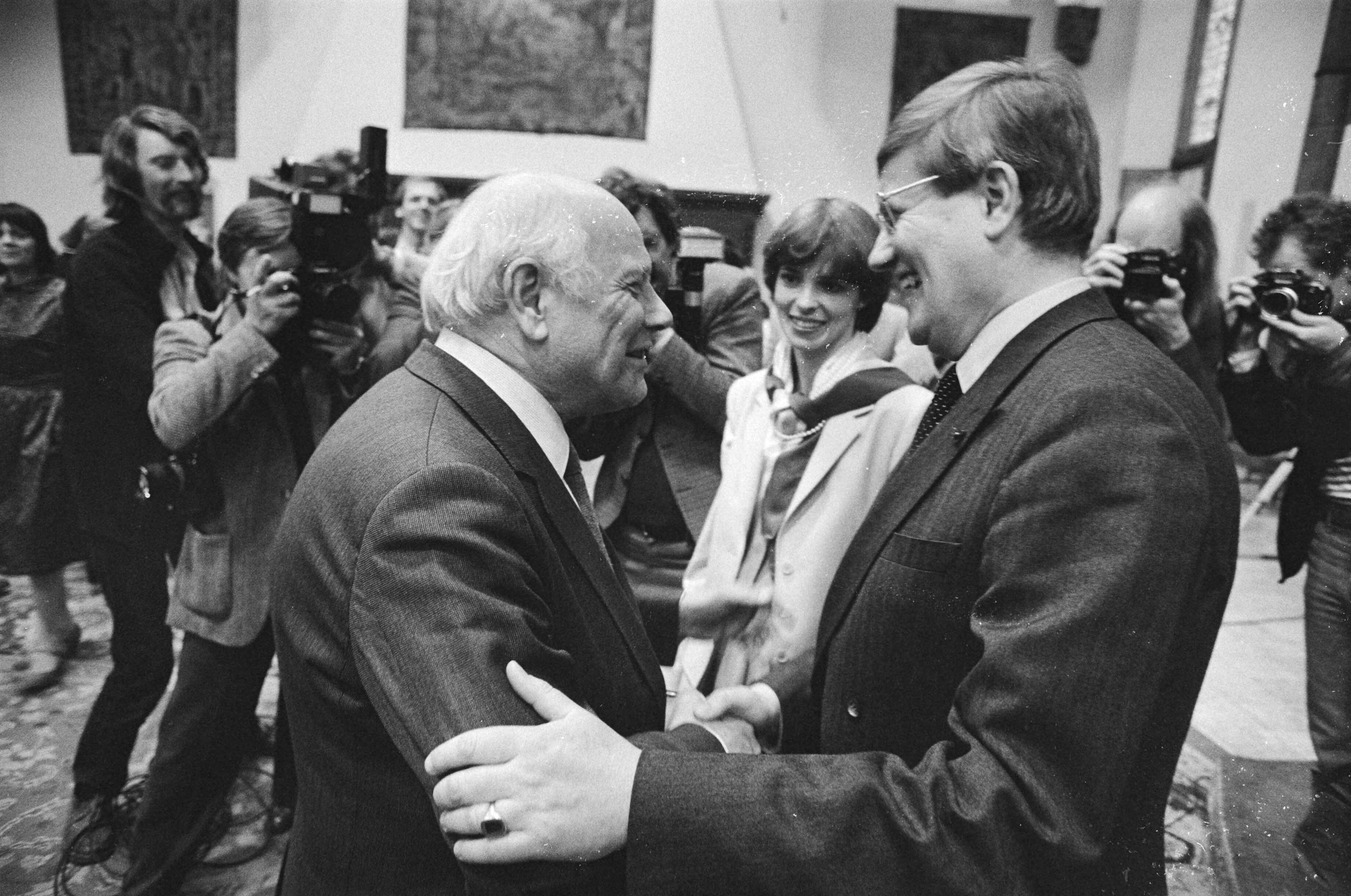 Fotocollectie Anefo — Afscheidsreceptie in Ridderzaal van Wiegel (VVD). Den Uyl neemt afscheid van Wiegel (l.), (m.) mevrouw Wiegel — Foto: Croes, Rob C. / Anefo. Licentie: Set B: Rechtenvrij / Publiek Domein. Bron: Nationaal Archief. http://hdl.handle.net/10648/ad1614d4-d0b4-102d-bcf8-003048976d84
