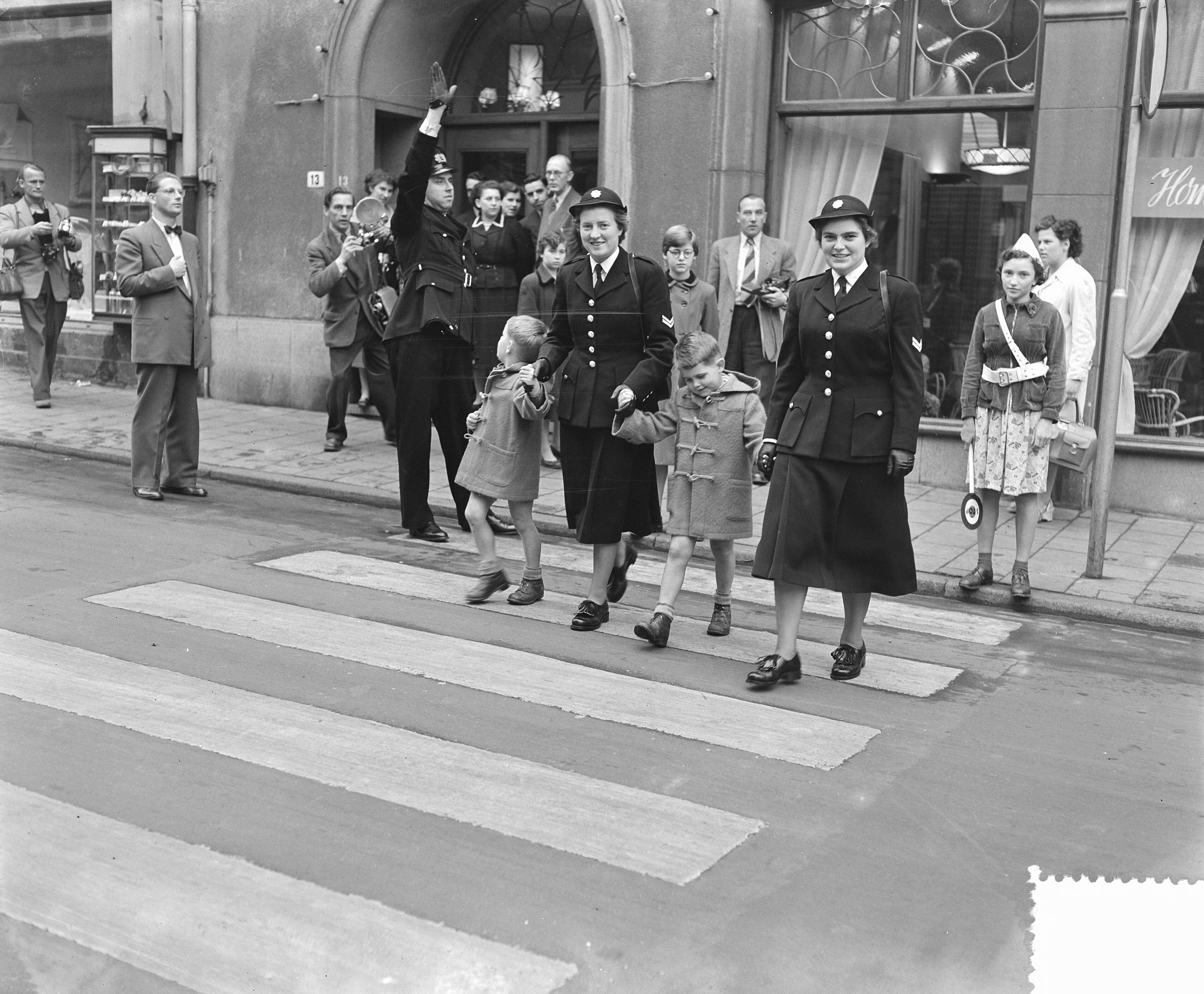 Eerste vrouwelijke politieagent in ons land (Heerlen) — Foto: Rossem, Wim van / Anefo. — Licentie: Set B: Rechtenvrij / Publiek Domein. Bron: Nationaal Archief. http://hdl.handle.net/10648/a9154184-d0b4-102d-bcf8-003048976d84