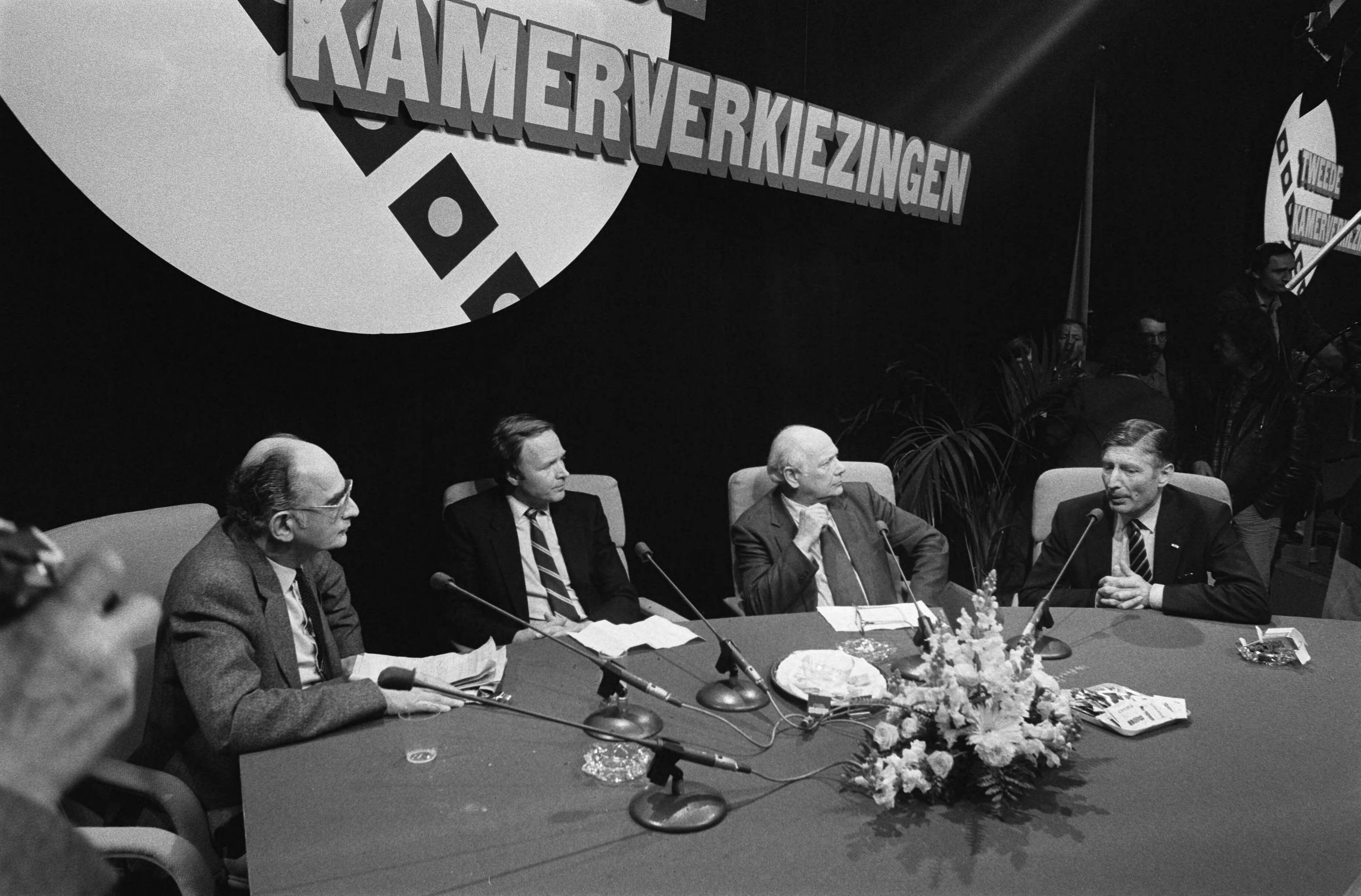 Fotocollectie Anefo — TV-uitzending wordt in NOS-studio in Hilversum opgenomen de verkiezingen met lijststrekkers van de grote partijen — Foto: Dijk, Hans van / Anefo. Licentie: Set B: Rechtenvrij / Publiek Domein. Bron: Nationaal Archief. http://hdl.handle.net/10648/acfcbf34-d0b4-102d-bcf8-003048976d84