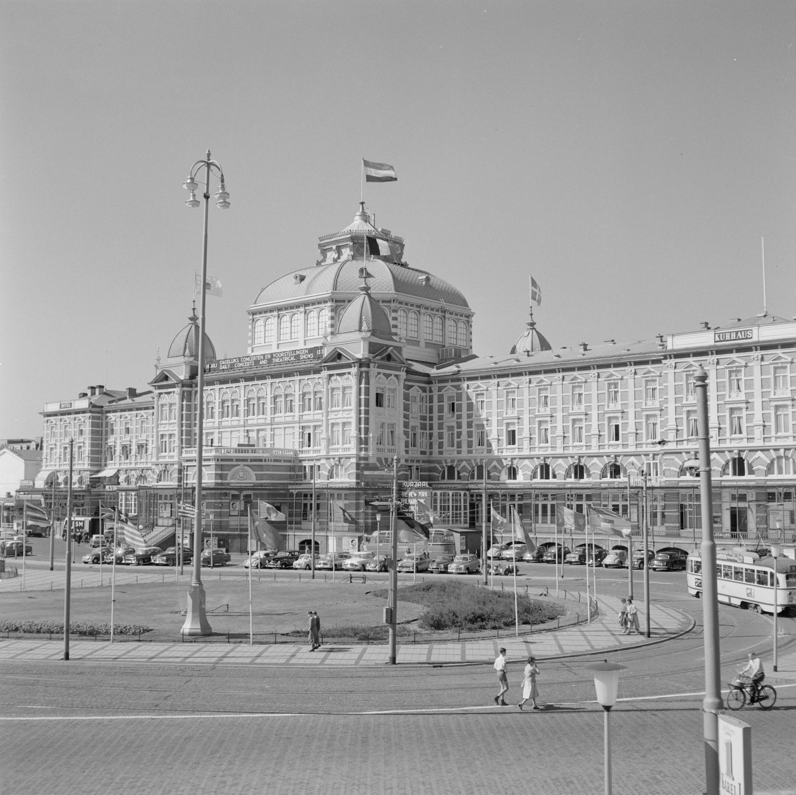 Scheveningen. — Gezicht op het Kurhaus in Scheveningen vanaf het Gevers Deynootplein — Foto: Poll, Willem van de. Licentie: Set B: Rechtenvrij / Publiek Domein. Bron: Nationaal Archief. http://hdl.handle.net/10648/aecee8aa-d0b4-102d-bcf8-003048976d84