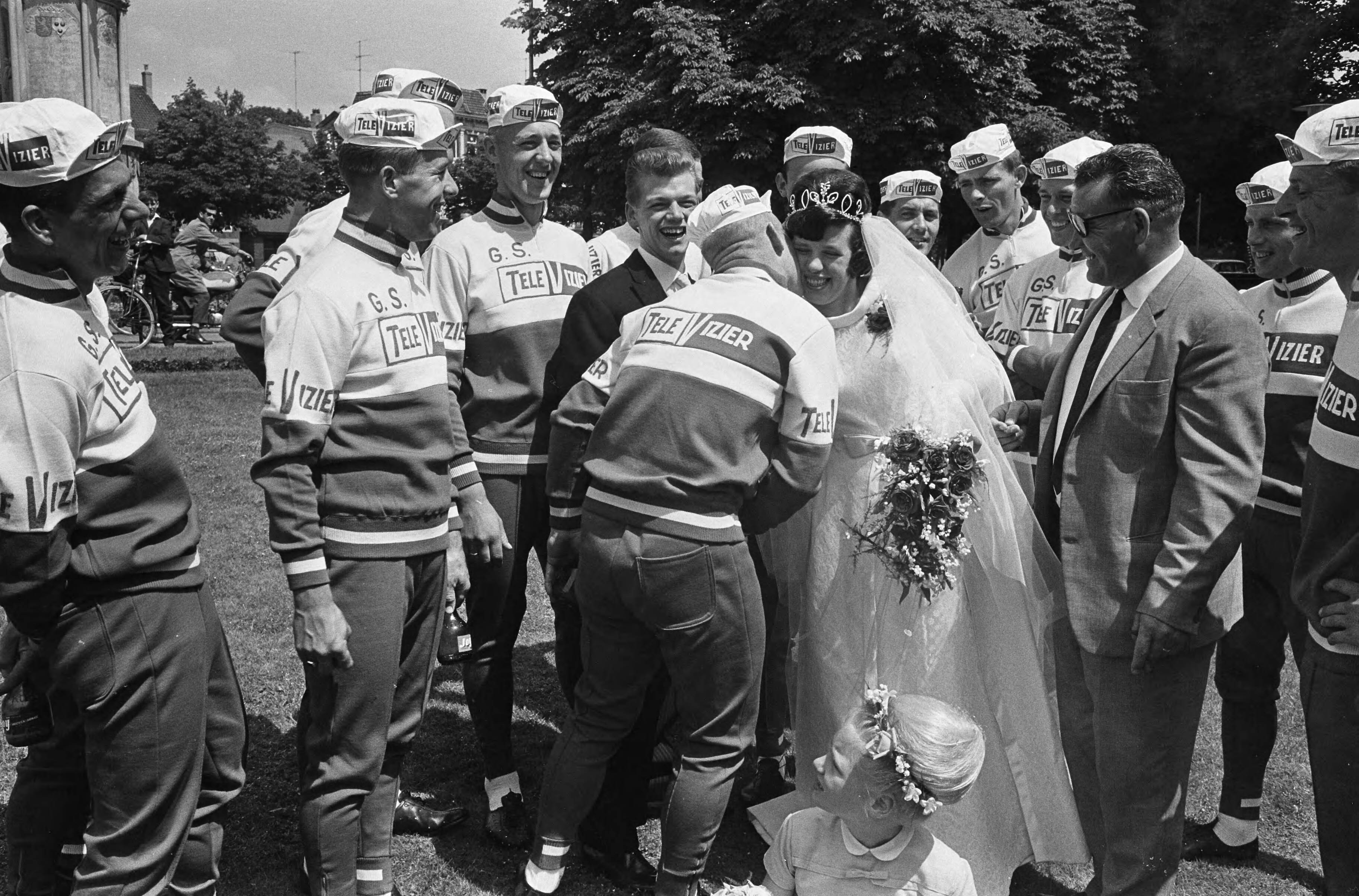 Fotocollectie Anefo — Persconferentie Tour de France ploeg in Breda — Foto: Pot, Harry / Anefo. Licentie: Set B: Rechtenvrij / Publiek Domein. Bron: Nationaal Archief. http://hdl.handle.net/10648/aa6c73fe-d0b4-102d-bcf8-003048976d84