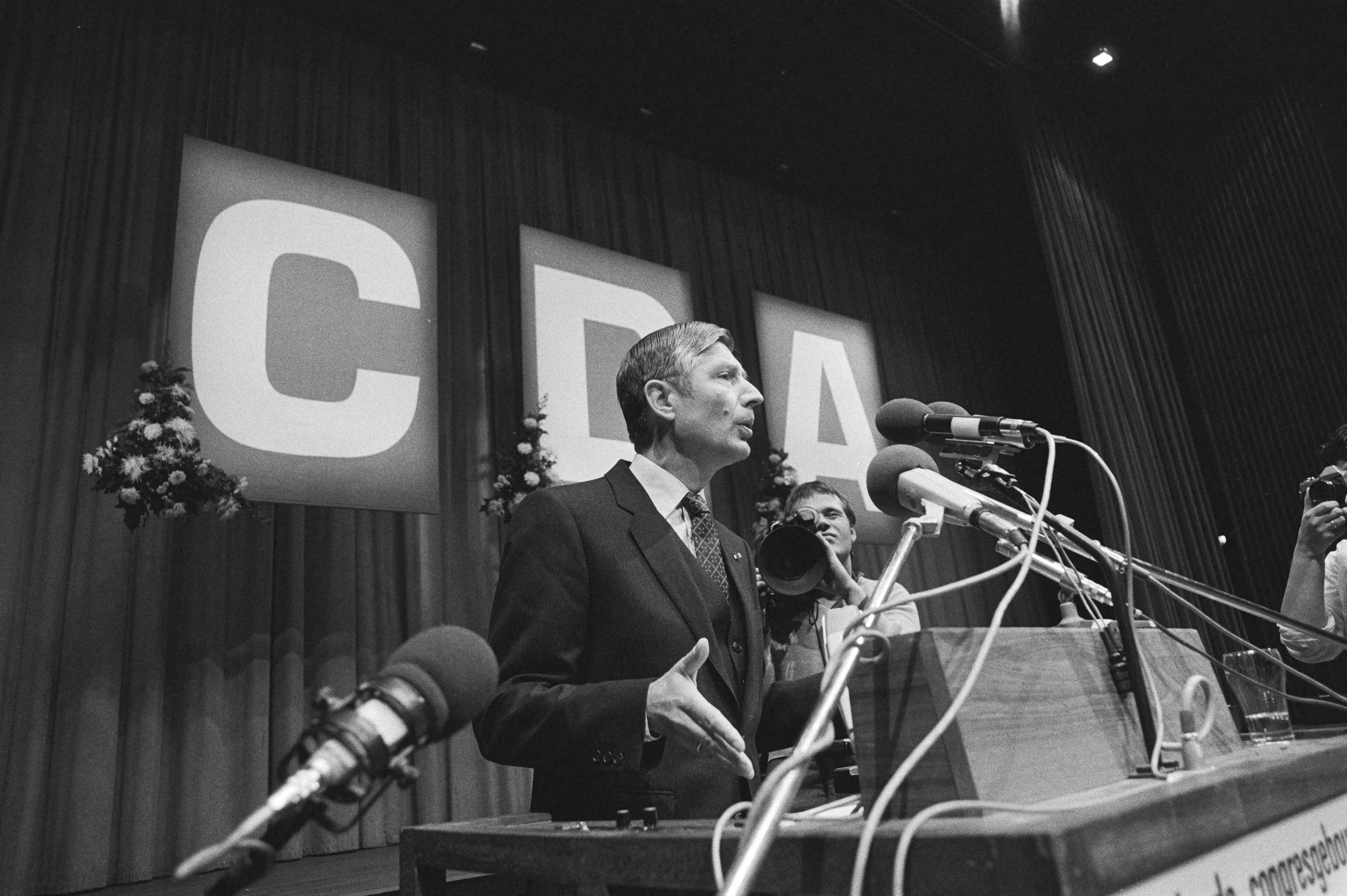 Fotocollectie Anefo — Fusie congres CDA in Den Haag , Prem — Foto: Antonisse, Marcel / Anefo. Licentie: Set B: Rechtenvrij / Publiek Domein. Bron: Nationaal Archief. http://hdl.handle.net/10648/acea8c42-d0b4-102d-bcf8-003048976d84