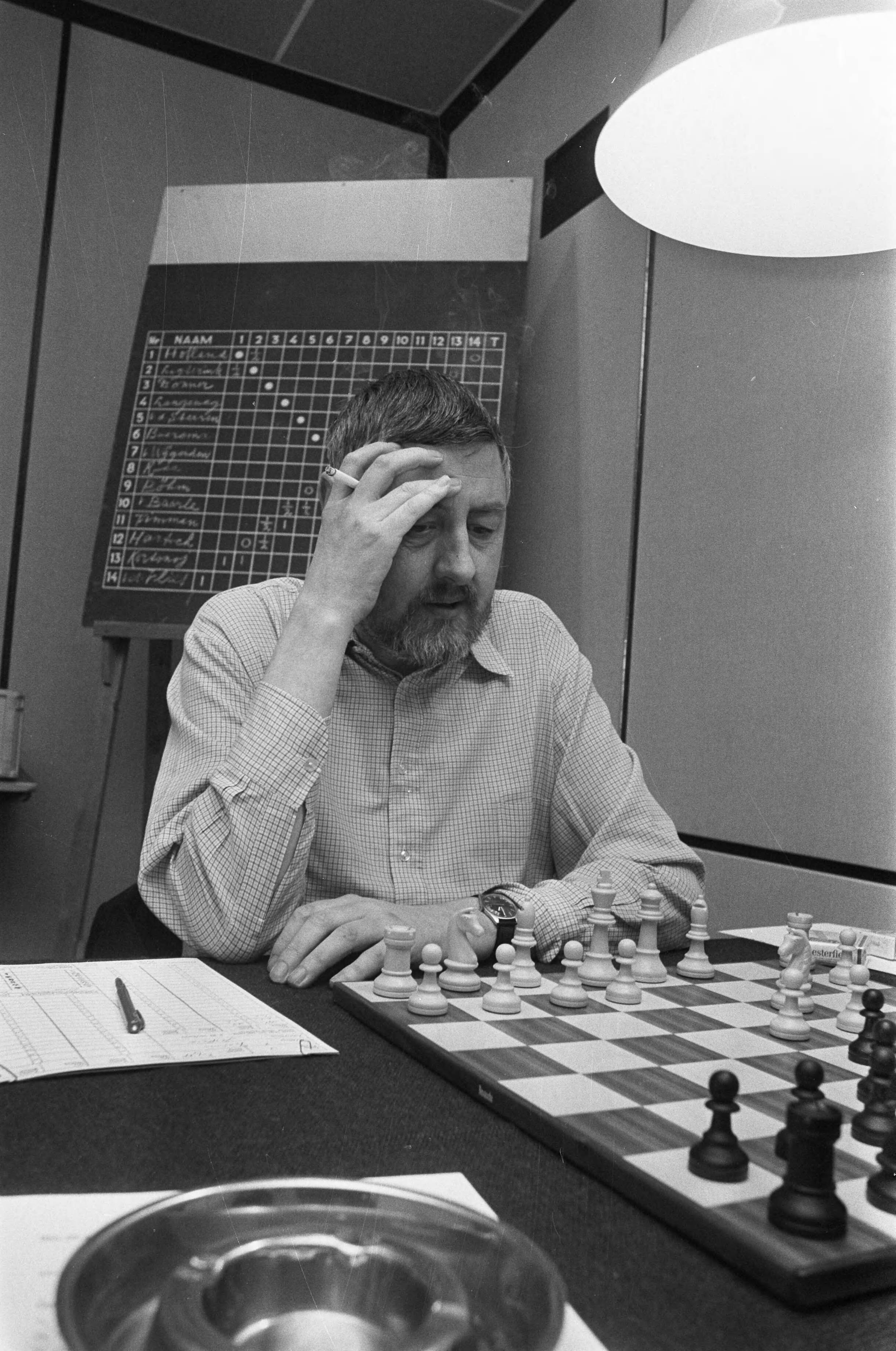 De Nederlandse kampioenschappen schaken 1977 — Jan Hein Donner aan zet — Foto: Bogaerts, Rob / Anefo. Licentie: Set B: Rechtenvrij / Publiek Domein. Bron: Nationaal Archief. http://hdl.handle.net/10648/ac9a0fc4-d0b4-102d-bcf8-003048976d84