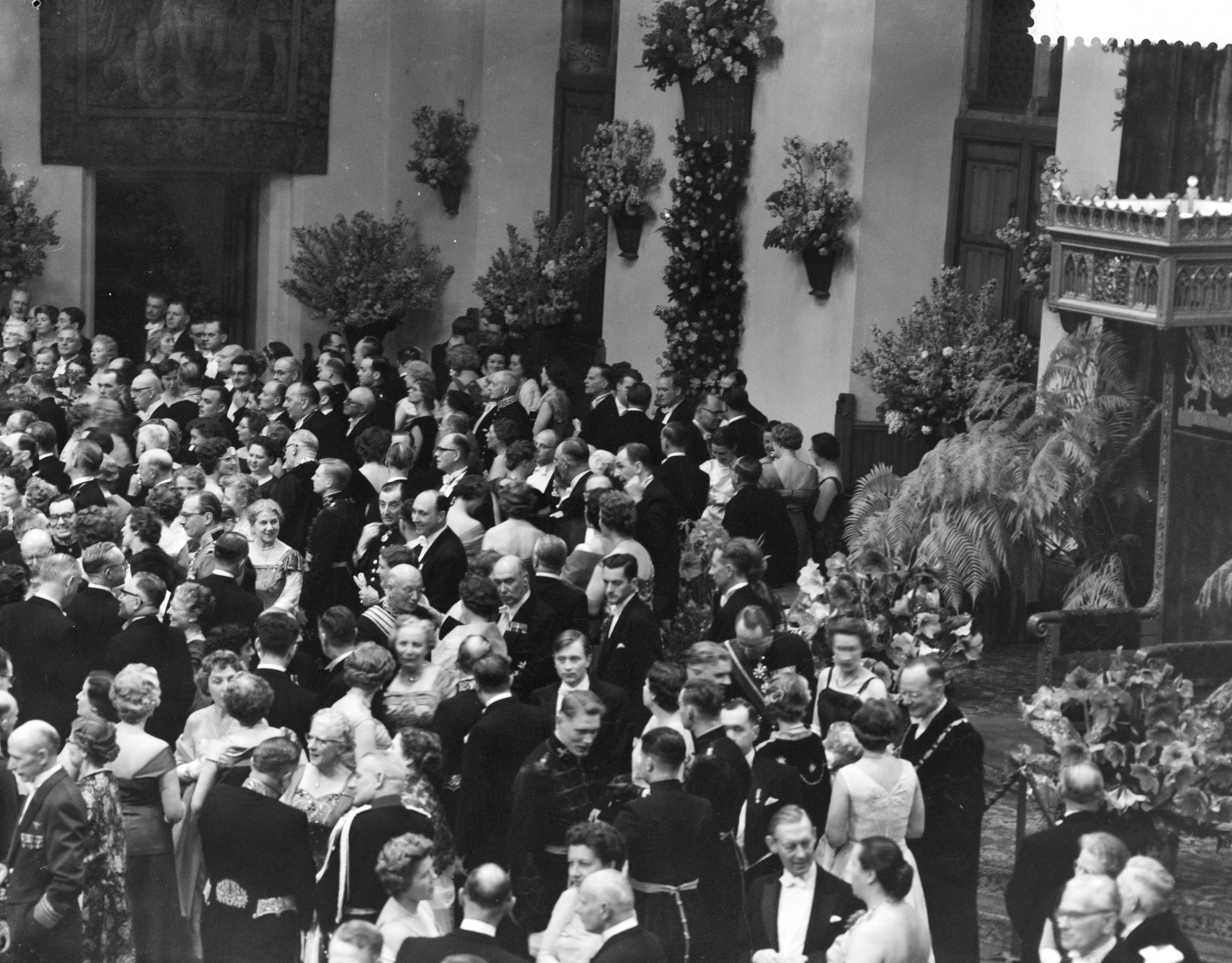 Staatsbezoek van koningin Elizabeth II aan Nederland — Staatsbezoek van koningin Elizabeth II. Ontvangst in Ridder- en Treveszaal in Den Haag — Foto: Pot, Harry / Anefo. Licentie: Set B: Rechtenvrij / Publiek Domein. Bron: Nationaal Archief. http://hdl.handle.net/10648/ad78a8d8-d0b4-102d-bcf8-003048976d84