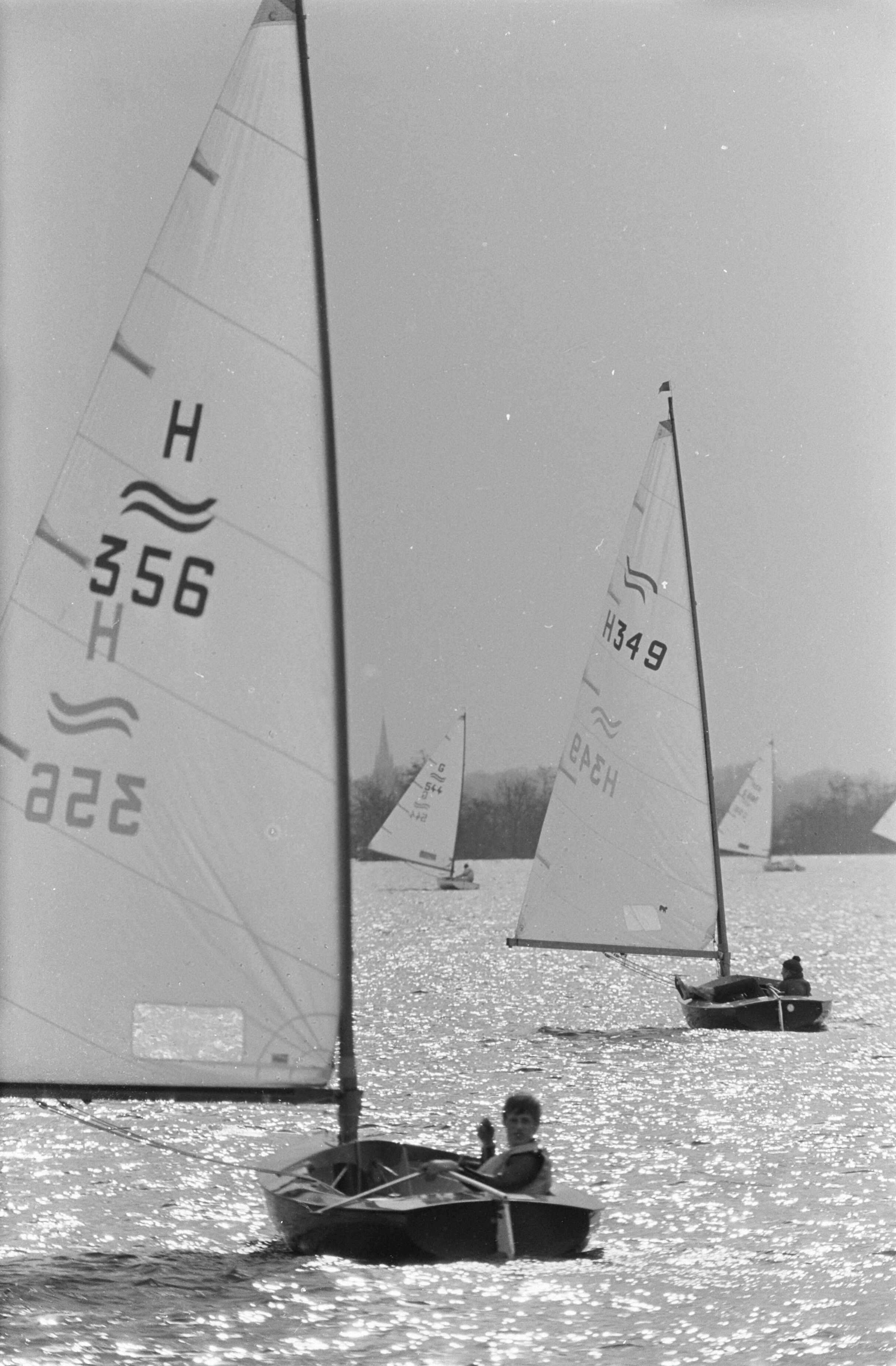 Fotocollectie Anefo — Paasregatta, zeilwedstrijden te Loosdrecht. Sfeervolle plaat van Flying Dutchmans — Foto: Kroon, Ron / Anefo. Licentie: Set B: Rechtenvrij / Publiek Domein. Bron: Nationaal Archief. http://hdl.handle.net/10648/ab3cdff8-d0b4-102d-bcf8-003048976d84