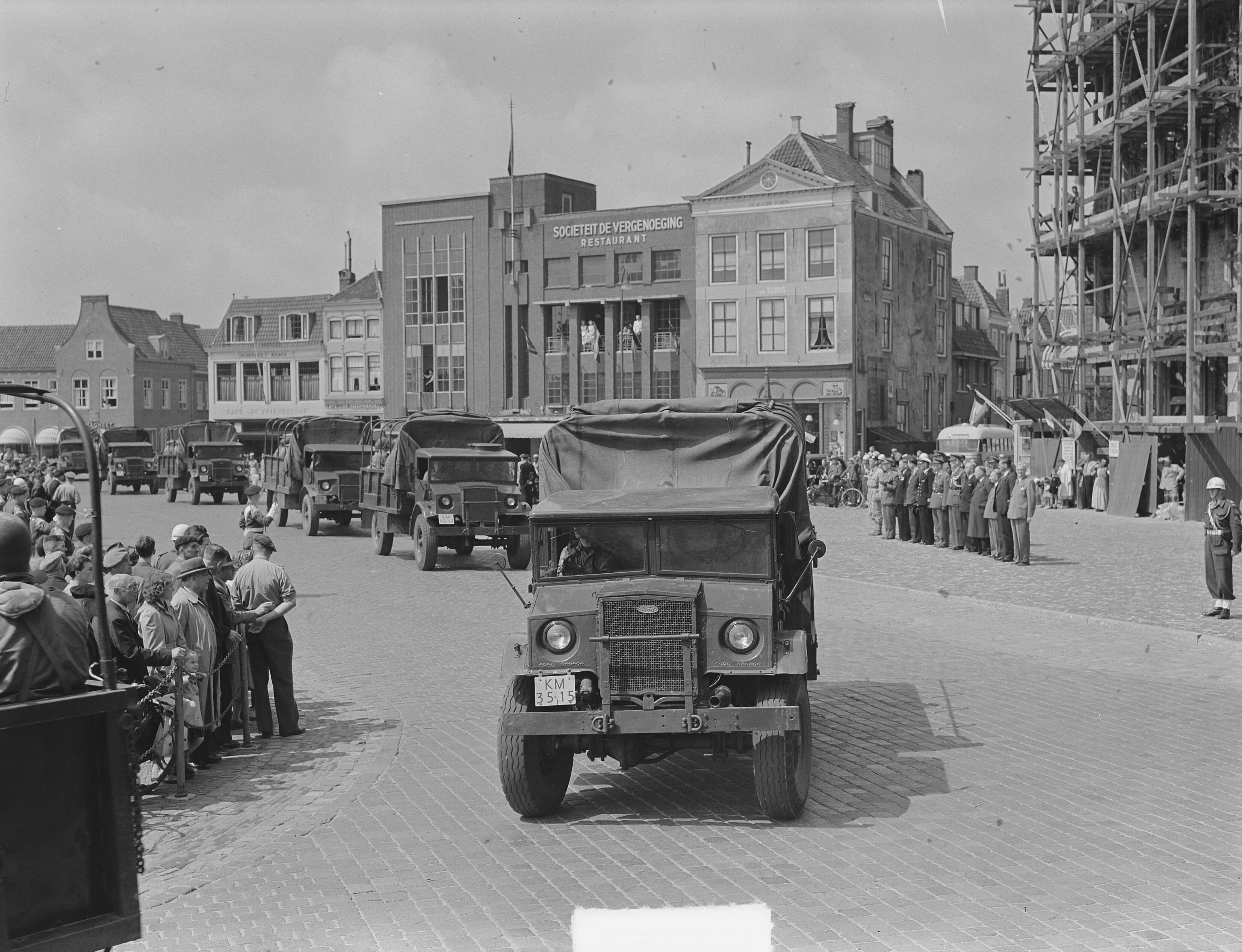 Defilé van de KMA in Middelburg — Foto: Pot, Harry / Anefo. — Licentie: Set B: Rechtenvrij / Publiek Domein. Bron: Nationaal Archief. http://hdl.handle.net/10648/a8ec5814-d0b4-102d-bcf8-003048976d84