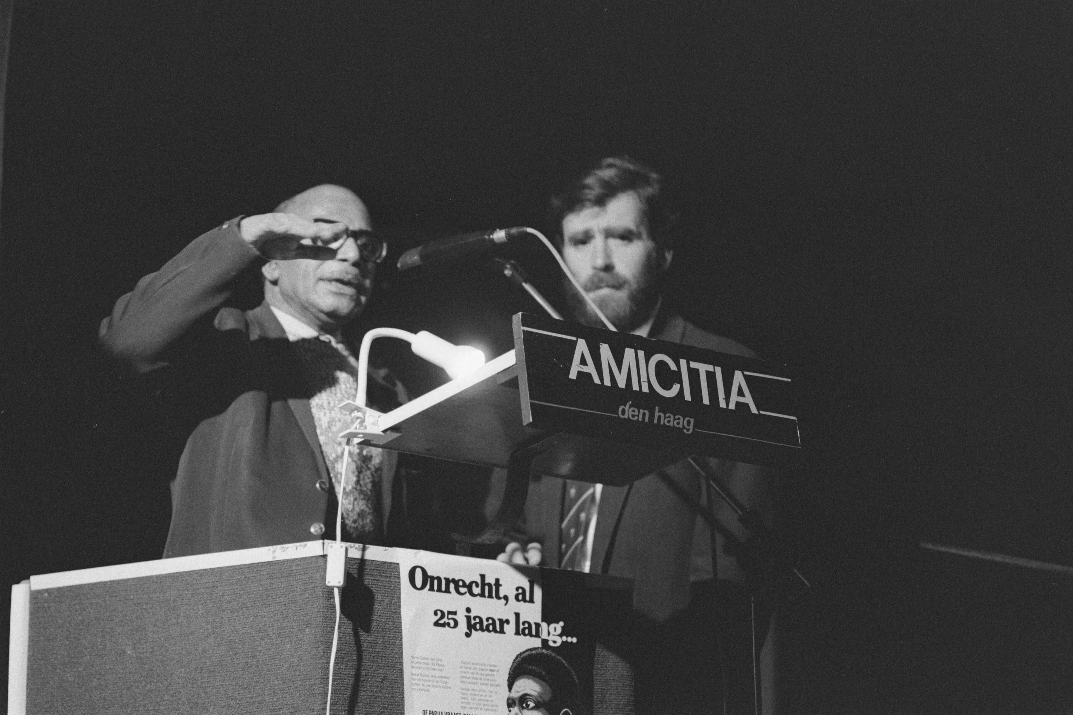 Fotocollectie Anefo — "Papoea-bijeenkomst" Onrecht, al 25 jaar lang in Den Haag — Foto: Bogaerts, Rob / Anefo. Licentie: Set B: Rechtenvrij / Publiek Domein. Bron: Nationaal Archief. http://hdl.handle.net/10648/ad65b728-d0b4-102d-bcf8-003048976d84