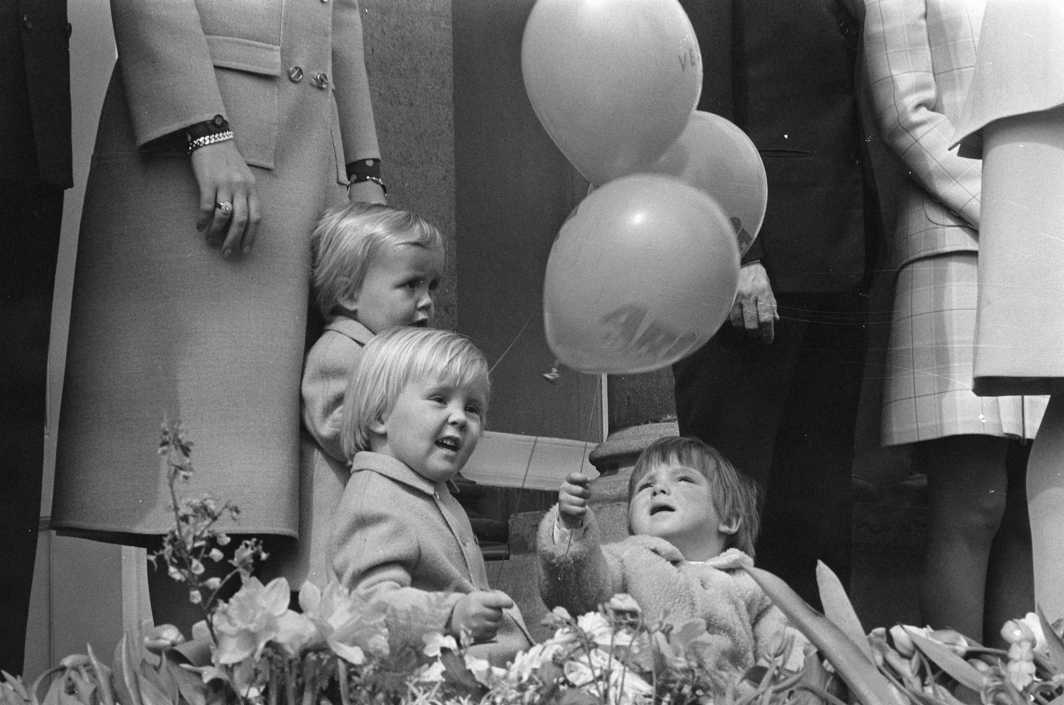 Koninginnedag, defile Soestdijk — V.l.n.r.: Johan Friso , Willem Alexander en Maurits met ballonnen — Foto: Fotograaf Onbekend / Anefo. Licentie: Set B: Rechtenvrij / Publiek Domein. Bron: Nationaal Archief. http://hdl.handle.net/10648/ab95b632-d0b4-102d-bcf8-003048976d84