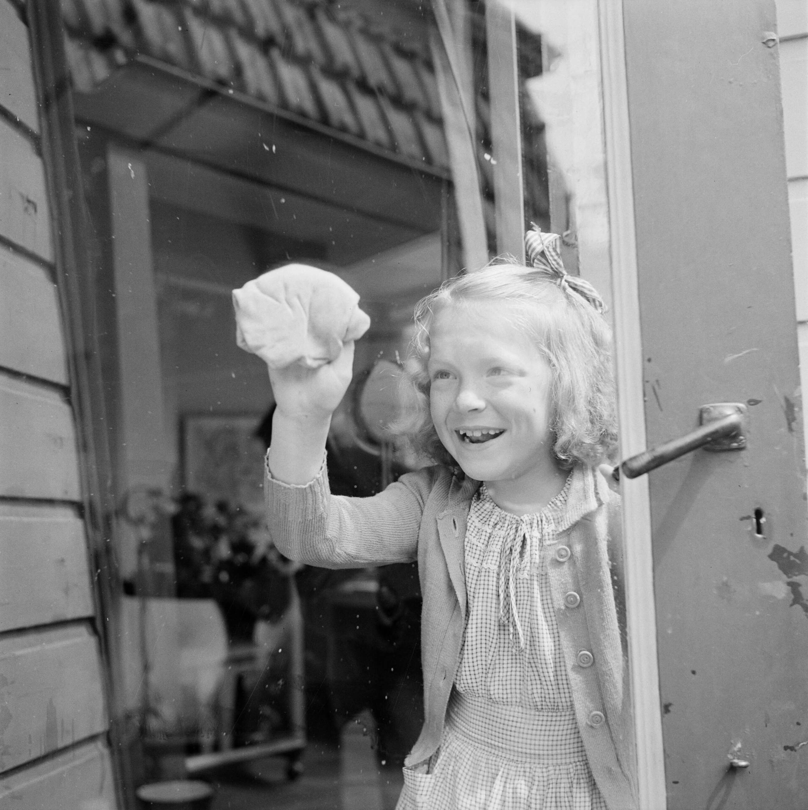 Prinses Beatrix en prinses Irene op de Werkplaats Kindergemeenschap van Kees Boeke te Bilthoven — Prinses Irene poetst een raam — Foto: Poll, Willem van de. Licentie: Set B: Rechtenvrij / Publiek Domein. Bron: Nationaal Archief. http://hdl.handle.net/10648/aee81cee-d0b4-102d-bcf8-003048976d84