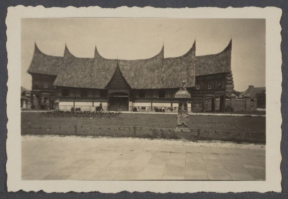 Koloniale tentoonstellingen, Den Haag 1932 - Nederland — Indische tentoonstelling in het Westbroekpark te Scheveningen. Sumatrahuis — Foto: Onbekend / Publiek Domein of Rechtenvrij. Licentie: Set B: Rechtenvrij / Publiek Domein. Bron: Nationaal Archief. http://hdl.handle.net/10648/256727ec-f405-217d-964b-f4829687d2ed