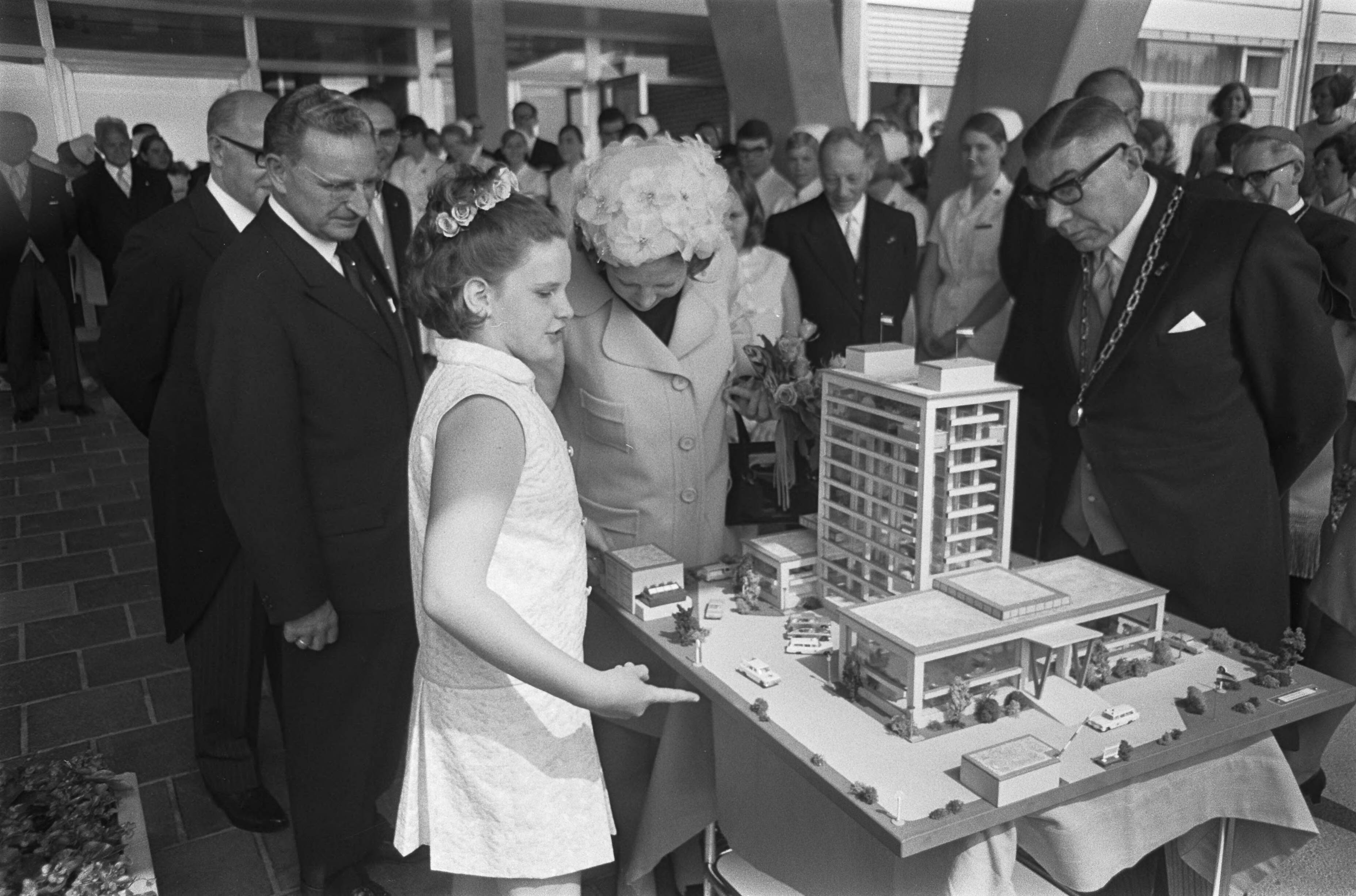 Fotocollectie Anefo — Prinses Beatrix opende ziekenhuis te Heerlen. Prinses Beatrix bij miniatuur ziekenhuis, burgemeester F. W. Gijzels van Heerlen — Foto: Nijs, Jac. de / Anefo. Licentie: Set B: Rechtenvrij / Publiek Domein. Bron: Nationaal Archief. http://hdl.handle.net/10648/ab43f2ca-d0b4-102d-bcf8-003048976d84