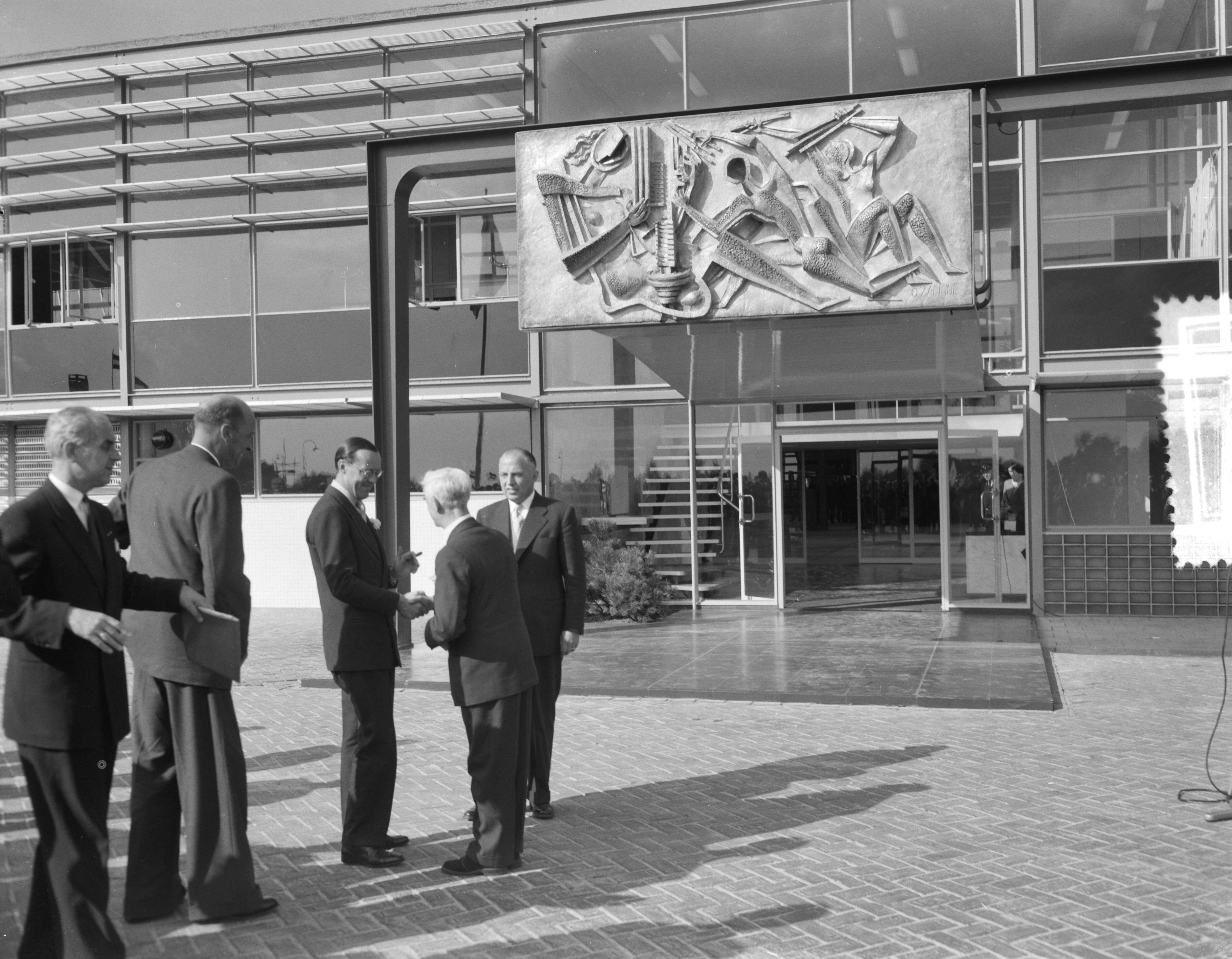 Prins Bernhard bezoekt West-Brabant — Prins Bernhard bezoekt industriegebied Etten-Leur. Bezoek aan Tomadofabriek — Foto: Noske, J.D. / Anefo. Licentie: Set B: Rechtenvrij / Publiek Domein. Bron: Nationaal Archief. http://hdl.handle.net/10648/a93c19a8-d0b4-102d-bcf8-003048976d84
