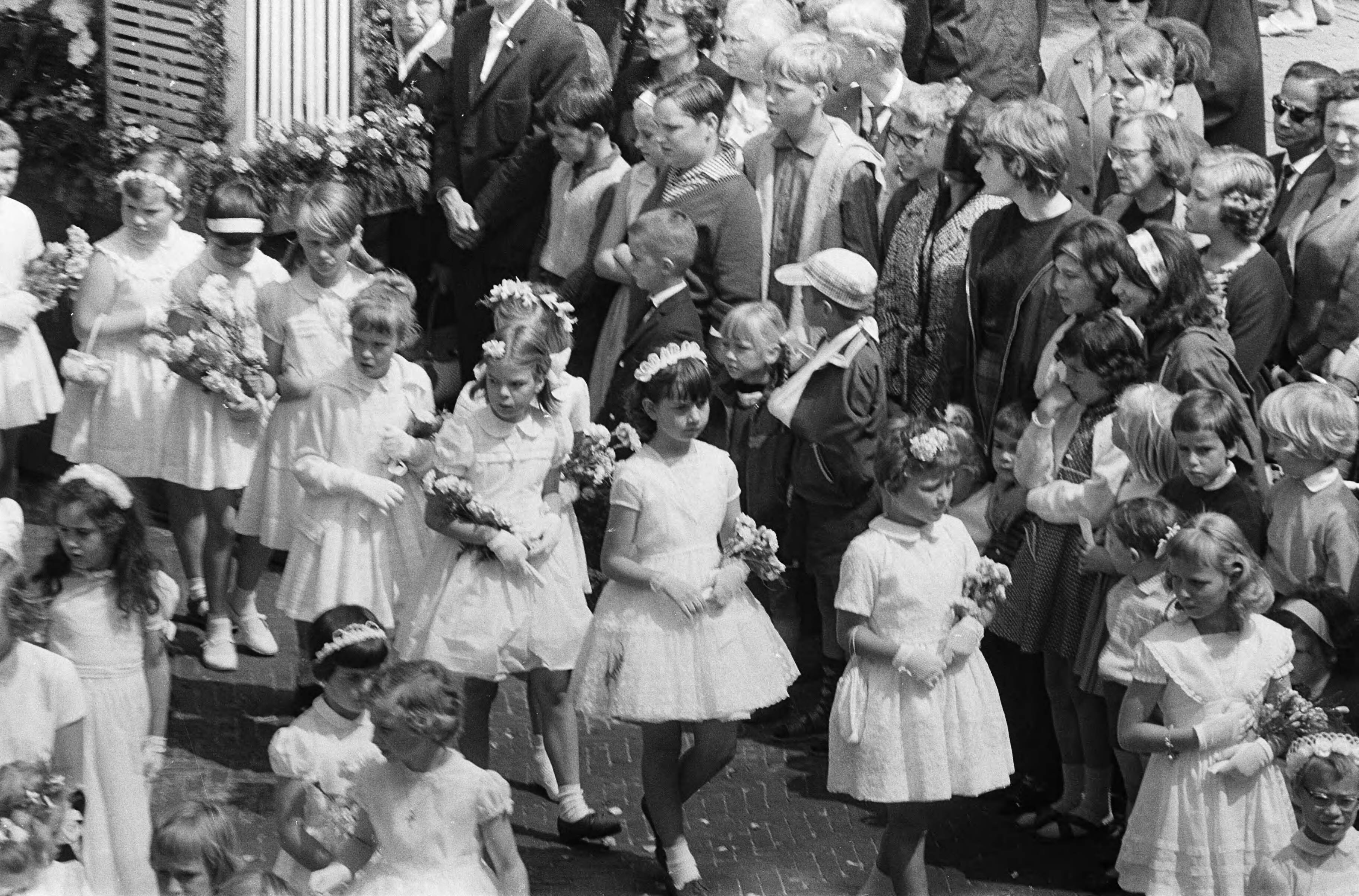 Fotocollectie Anefo — De jaarlijkse St. Jans Processie in Laren begonnen, overzicht — Foto: Broers, F.N. / Anefo. Licentie: Set B: Rechtenvrij / Publiek Domein. Bron: Nationaal Archief. http://hdl.handle.net/10648/aa6e2136-d0b4-102d-bcf8-003048976d84