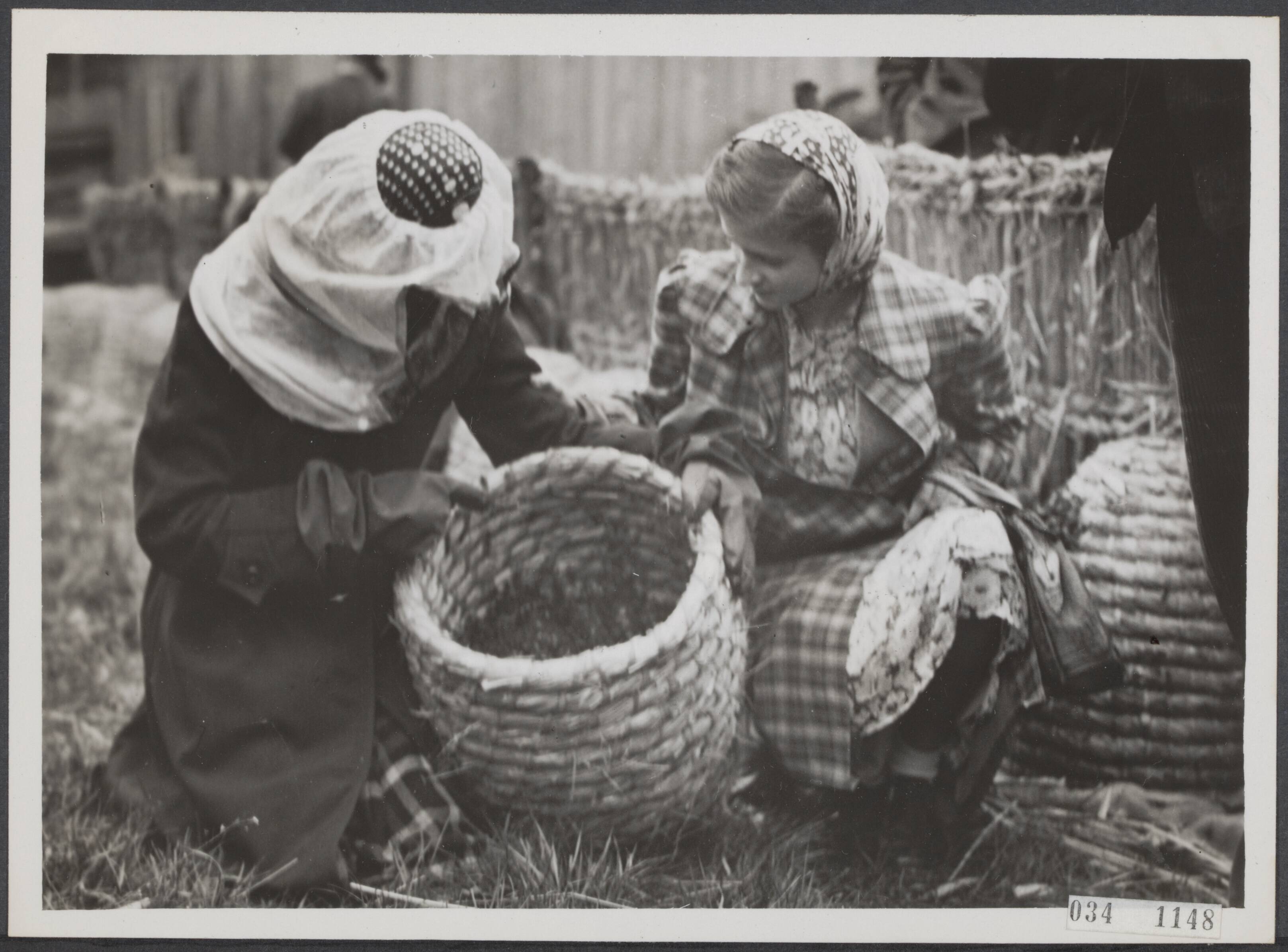 Fotocollectie Elsevier Binnenland — Bijschrift "De bevreesde en de onbevreesde op de jaarlijksche bijenmarkt te Veenendaal. Een imker-kap bewijst goede diensten" — Foto: Internationale Clichéfabrieken Pax Holland N.V. Licentie: Set B: Rechtenvrij / Publiek Domein. Bron: Nationaal Archief. http://hdl.handle.net/10648/ade93ef4-d0b4-102d-bcf8-003048976d84
