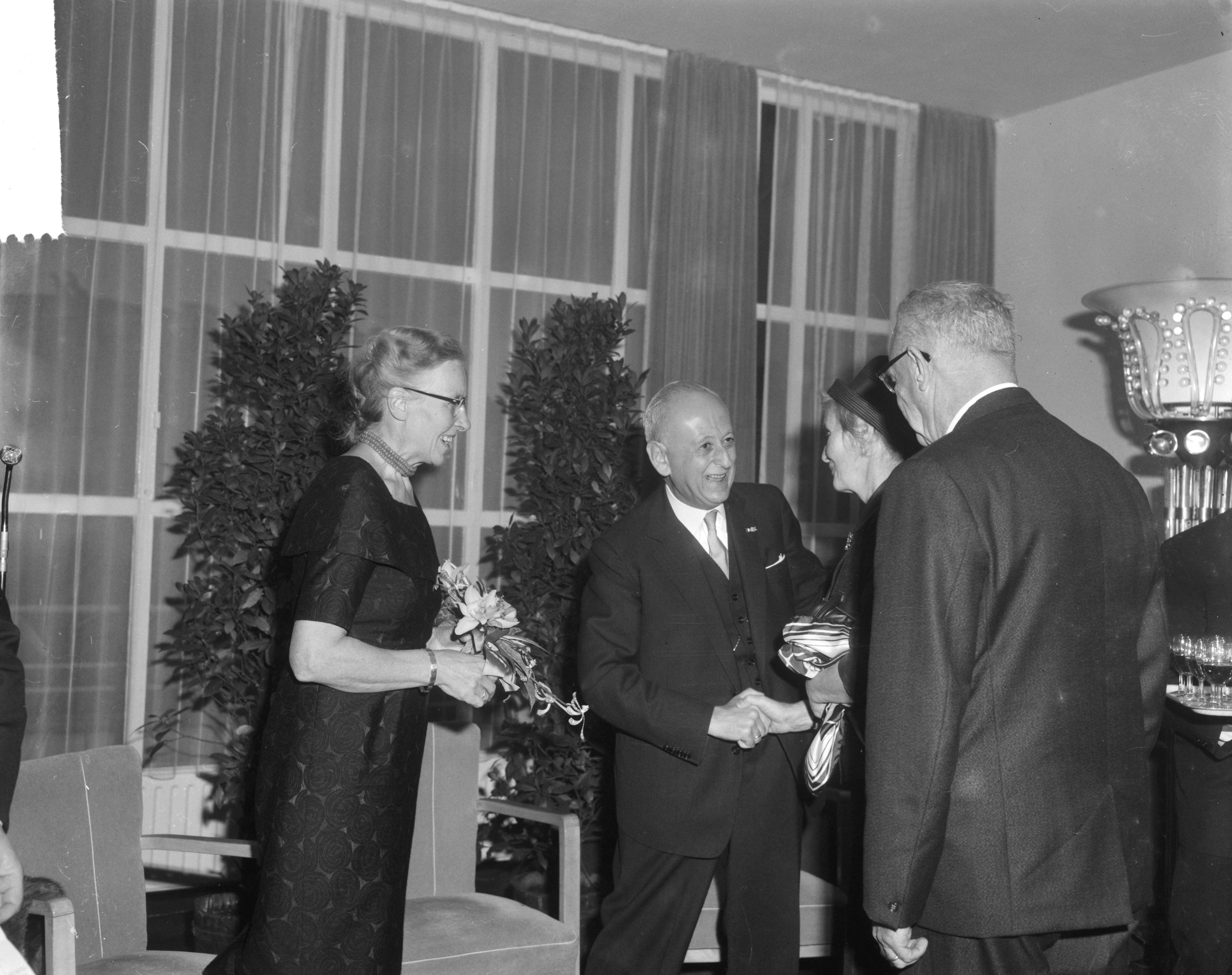 Fotocollectie Anefo — Afscheidsreceptie van prof. dr. P. Muntendam in Esplade te Utrecht — Foto: Bilsen, Joop van / Anefo. Licentie: Set B: Rechtenvrij / Publiek Domein. Bron: Nationaal Archief. http://hdl.handle.net/10648/aa7f9e84-d0b4-102d-bcf8-003048976d84