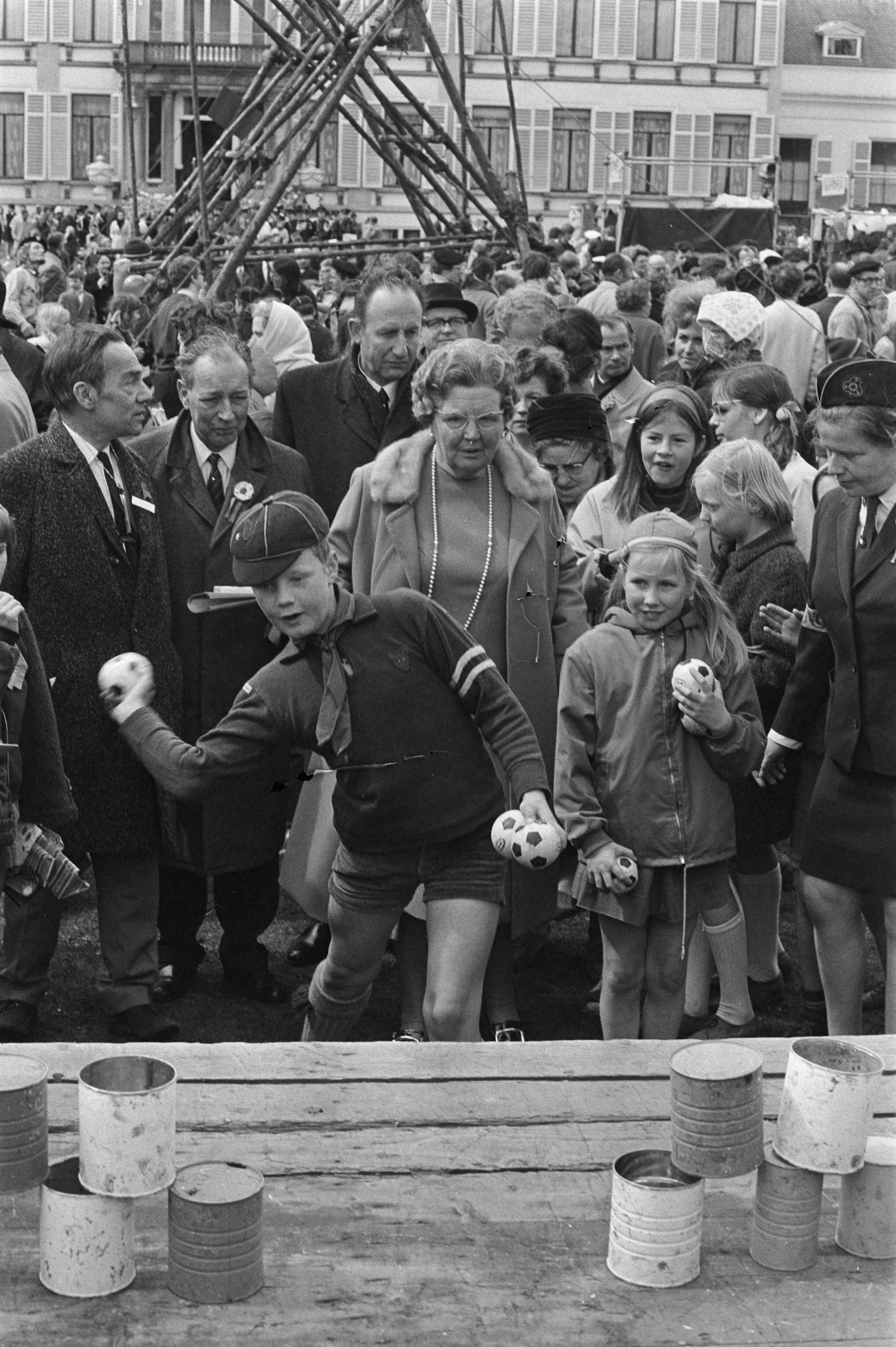 Fotocollectie Anefo — Koninginnedag, defile Soestdijk, koningin Juliana bij padvinders — Foto: Koch, Eric / Anefo. Licentie: Set B: Rechtenvrij / Publiek Domein. Bron: Nationaal Archief. http://hdl.handle.net/10648/ab95c884-d0b4-102d-bcf8-003048976d84