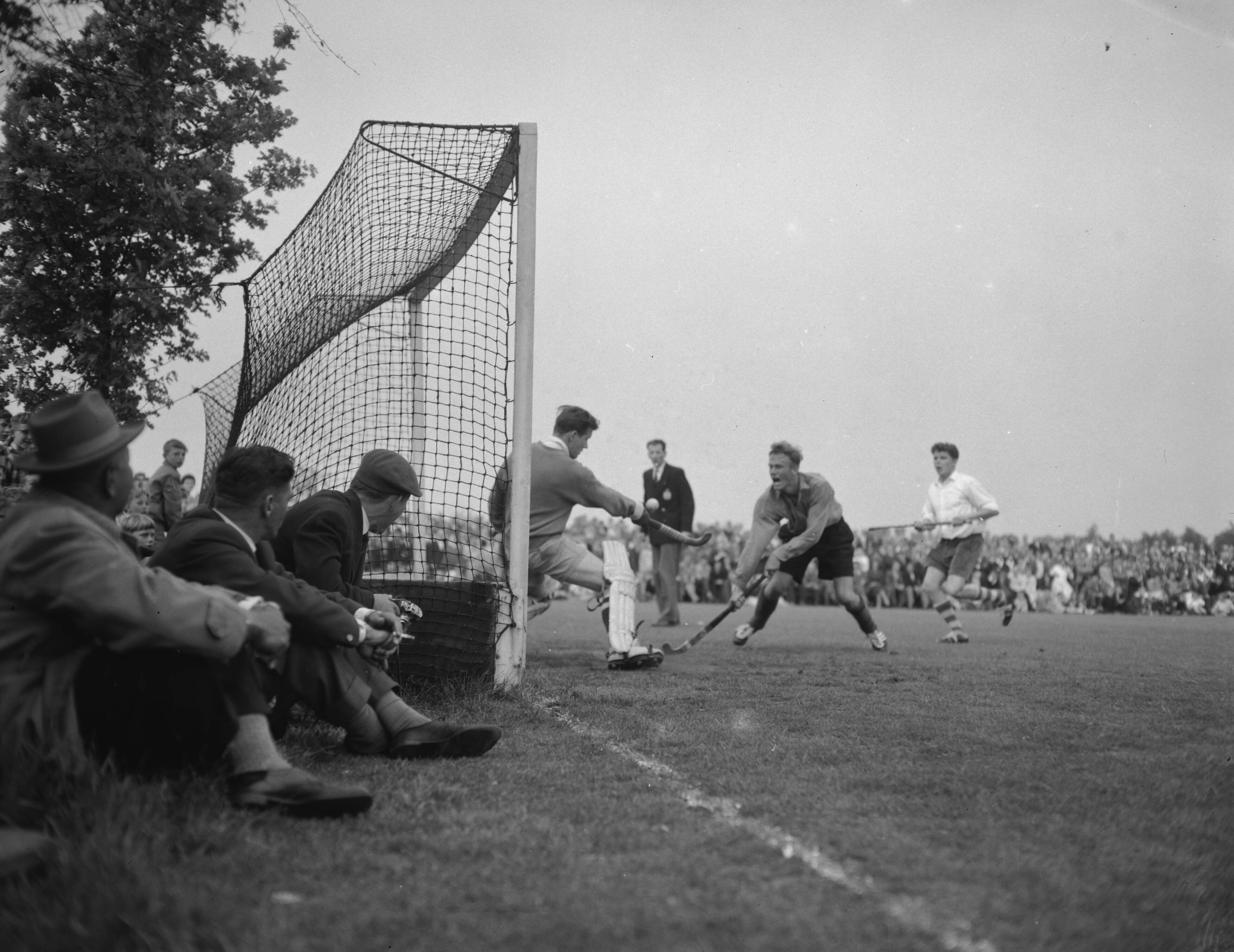 Fotocollectie Anefo — Hockey. SCHC tegen Venlo 1-1, wedstrijd om het kampioenschap van Nederland. Spelmoment — Foto: Rossem, Wim van / Anefo. Licentie: Set B: Rechtenvrij / Publiek Domein. Bron: Nationaal Archief. http://hdl.handle.net/10648/a99520a2-d0b4-102d-bcf8-003048976d84