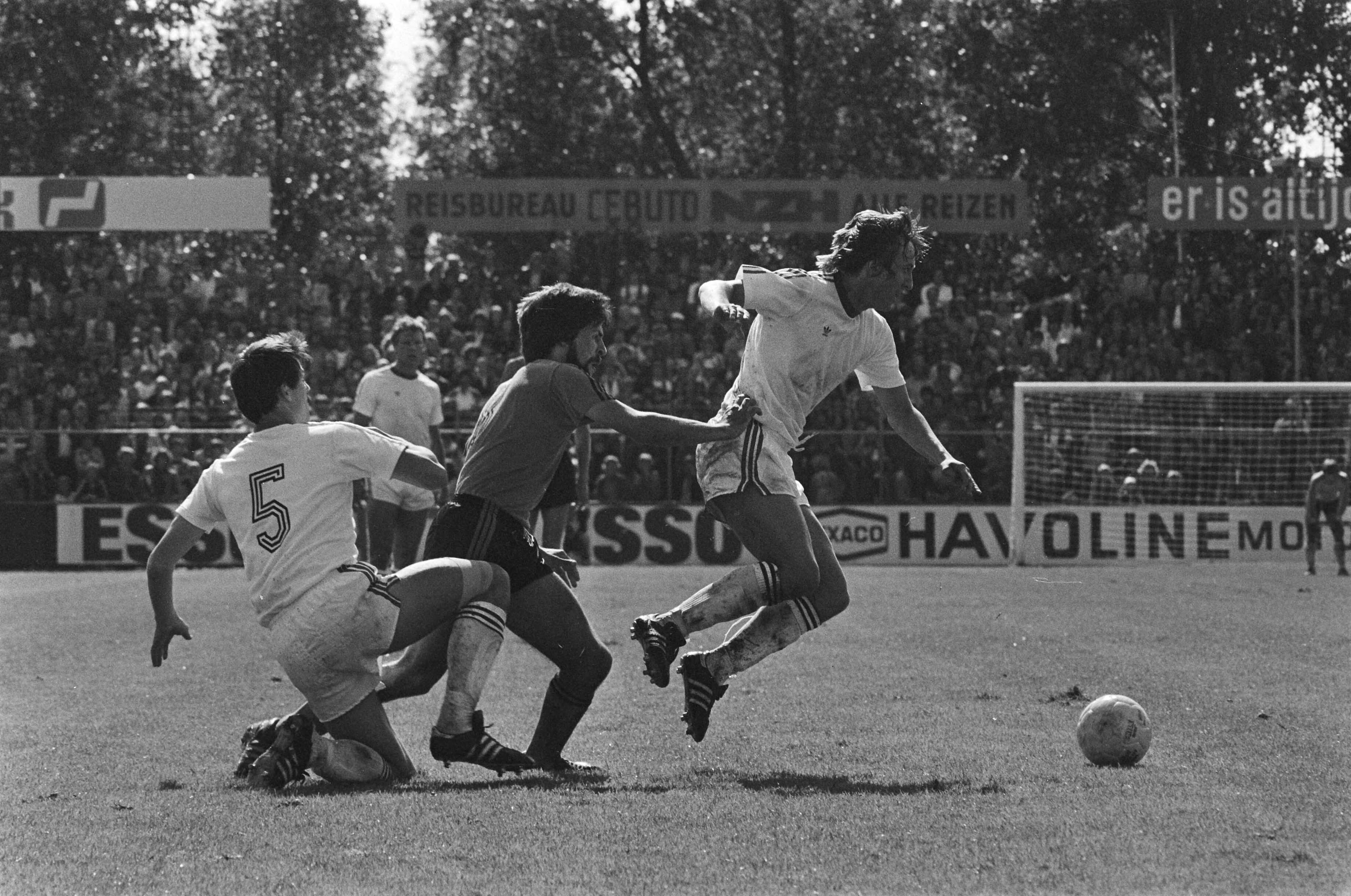 Fotocollectie Anefo — Volendam tegen FC Den Haag 1-3, Sonneveld (midden) is de bal kwijt aan Jol van Den Haag , links Joop Korevaar van Den Haag — Foto: Peters, Hans / Anefo. Licentie: Set B: Rechtenvrij / Publiek Domein. Bron: Nationaal Archief. http://hdl.handle.net/10648/aca1b378-d0b4-102d-bcf8-003048976d84