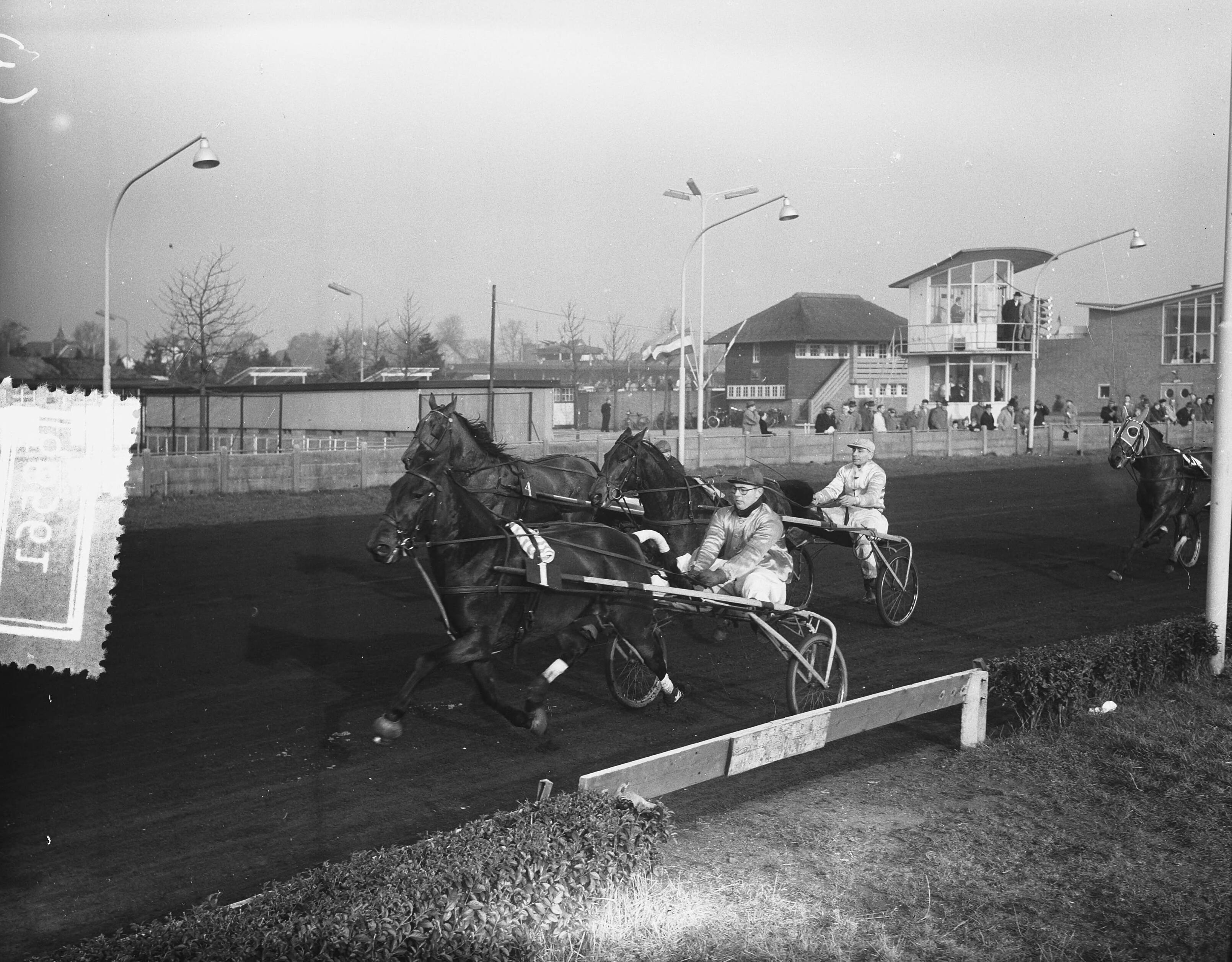 Fotocollectie Anefo — Wintercourses op de renbaan van Hilversum. Tango-prijs gewonnen door Quick Fire I (P.A. Strooper) — Foto: Duinen, H. van / Anefo. Licentie: Set B: Rechtenvrij / Publiek Domein. Bron: Nationaal Archief. http://hdl.handle.net/10648/a92d6020-d0b4-102d-bcf8-003048976d84