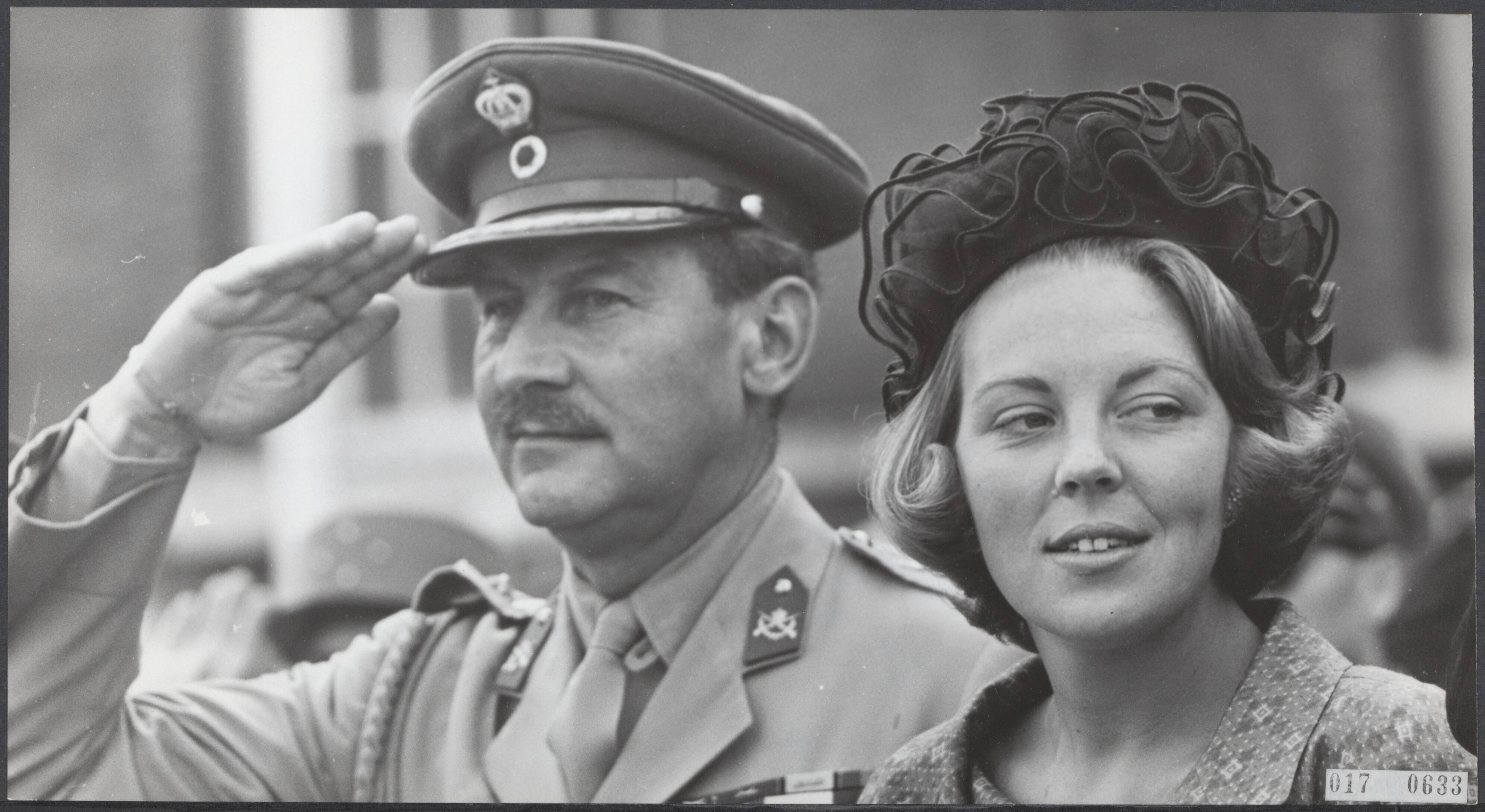 Fotocollectie Elsevier Binnenland — Prinses Beatrix heeft een bezoek gebracht aan de Koninklijke Militaire Academie in Breda om daar de prijzen uit te reiken aan de winnaars van de sportwedstrijden van het 17e congres van de Confederation Interallies des Officiers de Reserve. De voorzitter van het C.I.O.R. prins Peter van Griekenland was ook aanwezig — Foto: Pot, Harry / Anefo. Licentie: Set B: Rechtenvrij / Publiek Domein. Bron: Nationaal Archief. http://hdl.handle.net/10648/adbe80f6-d0b4-102d-bcf8-003048976d84