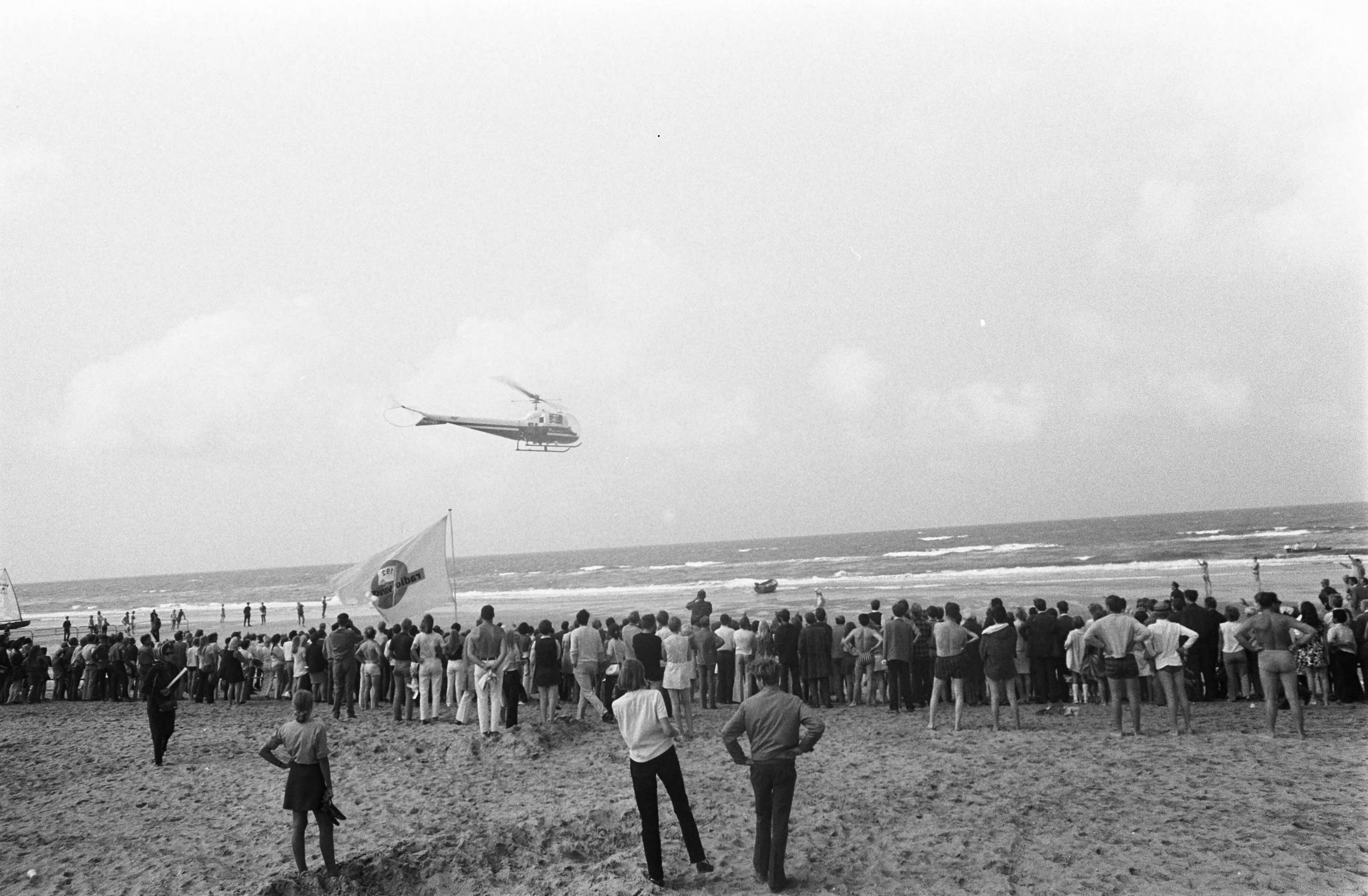 Fotocollectie Anefo — Veronica helikopter op Zandvoort strand — Foto: Mieremet, Rob / Anefo. Licentie: Set B: Rechtenvrij / Publiek Domein. Bron: Nationaal Archief. http://hdl.handle.net/10648/ab766480-d0b4-102d-bcf8-003048976d84