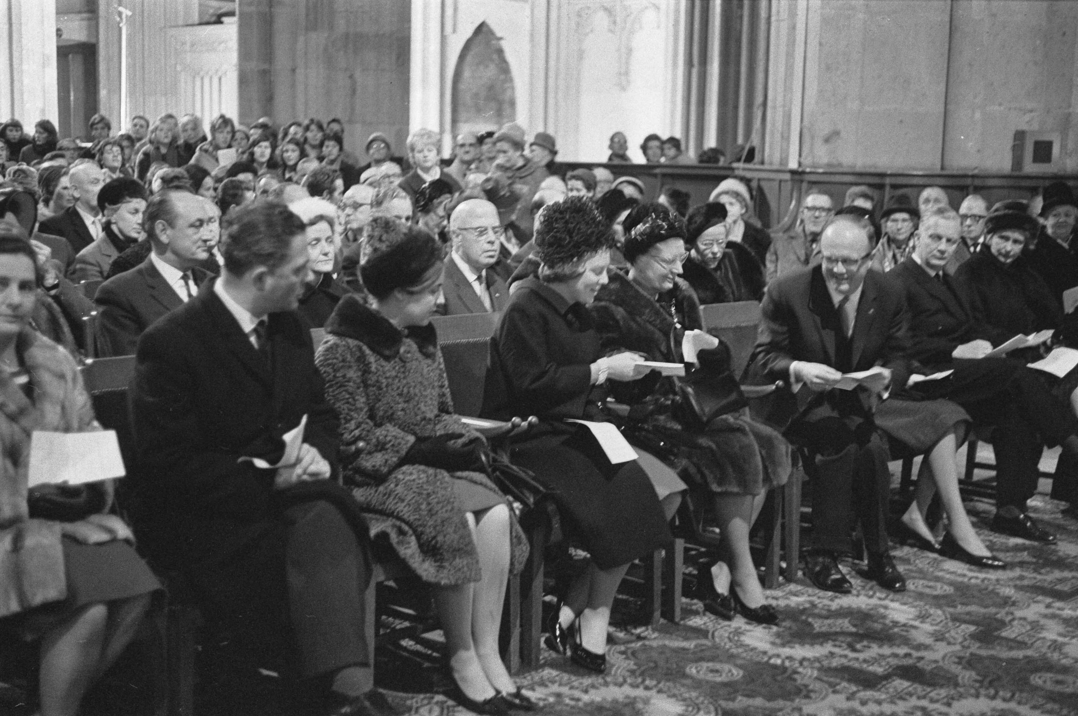 Fotocollectie Anefo — Kerkdienst ter herdenking 150-jarig Koninkrijk in de Domkerk te Utrecht. Tijdens de dienst voorste rij koningin Juliana en de prinsessen Beatrix en Margriet 1813-1963 / — Foto: Pot, Harry / Anefo. Licentie: Set B: Rechtenvrij / Publiek Domein. Bron: Nationaal Archief. http://hdl.handle.net/10648/aa503d60-d0b4-102d-bcf8-003048976d84