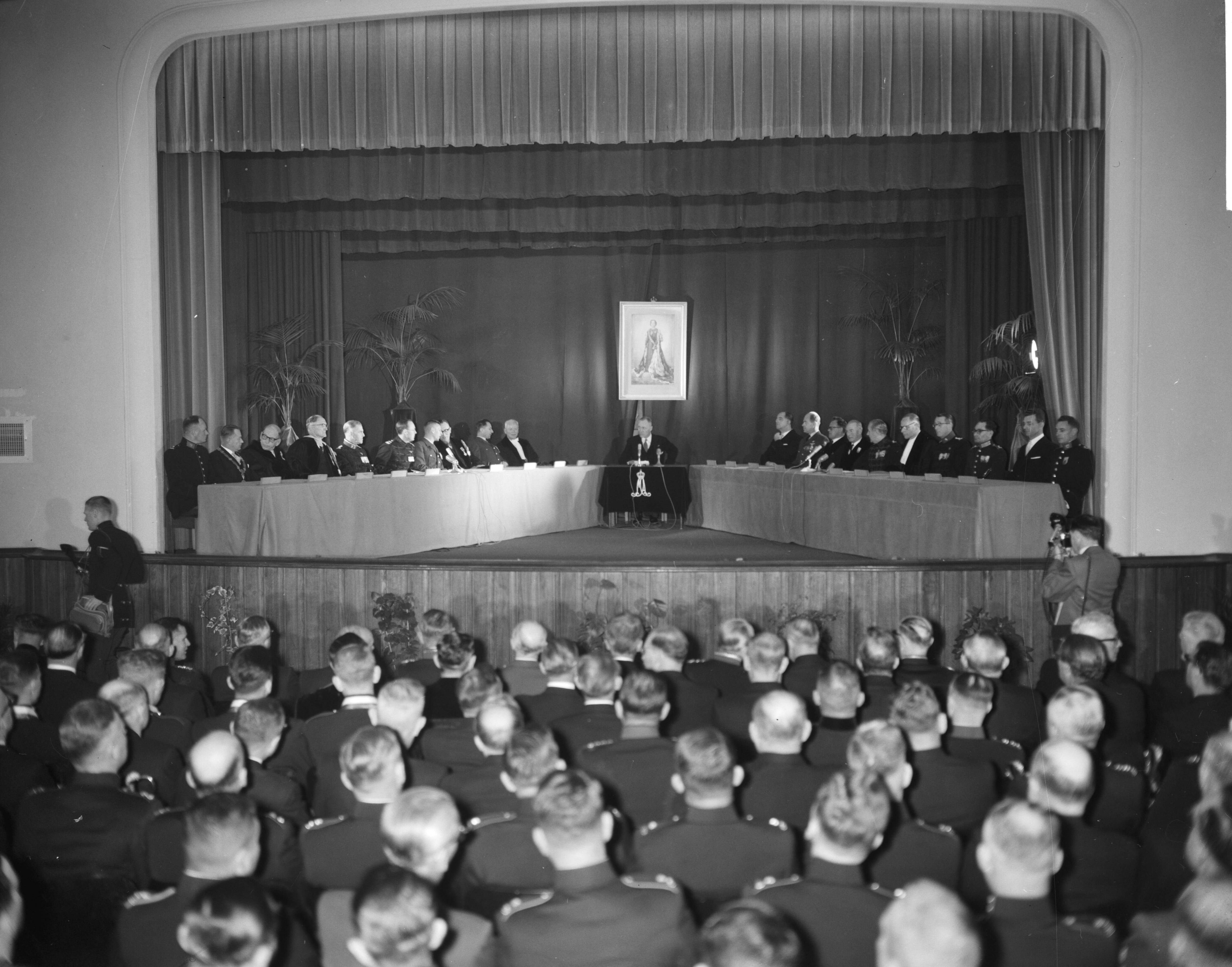 Fotocollectie Anefo — Prins Bernhard bij installatie van het curatorium en de Raad van Gouverneur en Assessoren van de Koninklijke Militaire Academie te Breda. Overzicht vanuit de zaal — Foto: Bilsen, Joop van / Anefo. Licentie: Set B: Rechtenvrij / Publiek Domein. Bron: Nationaal Archief. http://hdl.handle.net/10648/a9eda8ee-d0b4-102d-bcf8-003048976d84