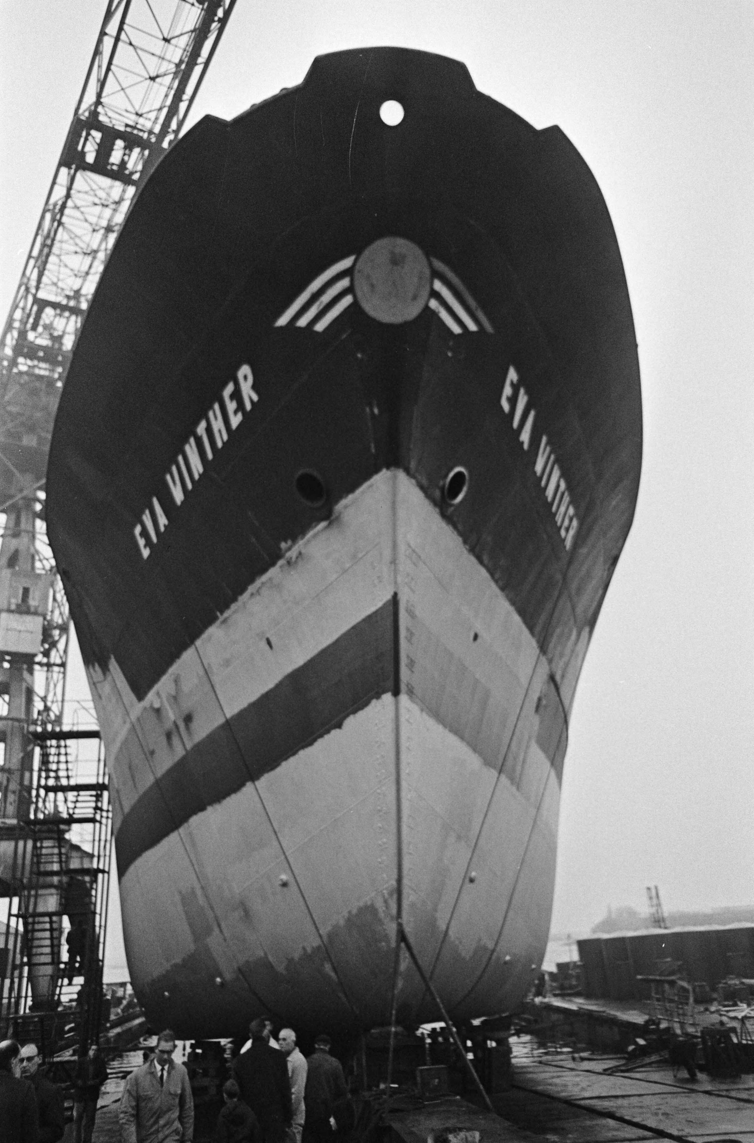 Fotocollectie Anefo — Tewaterlating m.s. "Eva Winther" (Opdracht Zaanlandse Scheepsbouw Maatschappij) — Foto: Kroon, Ron / Anefo. Licentie: Set B: Rechtenvrij / Publiek Domein. Bron: Nationaal Archief. http://hdl.handle.net/10648/aad9ca6c-d0b4-102d-bcf8-003048976d84