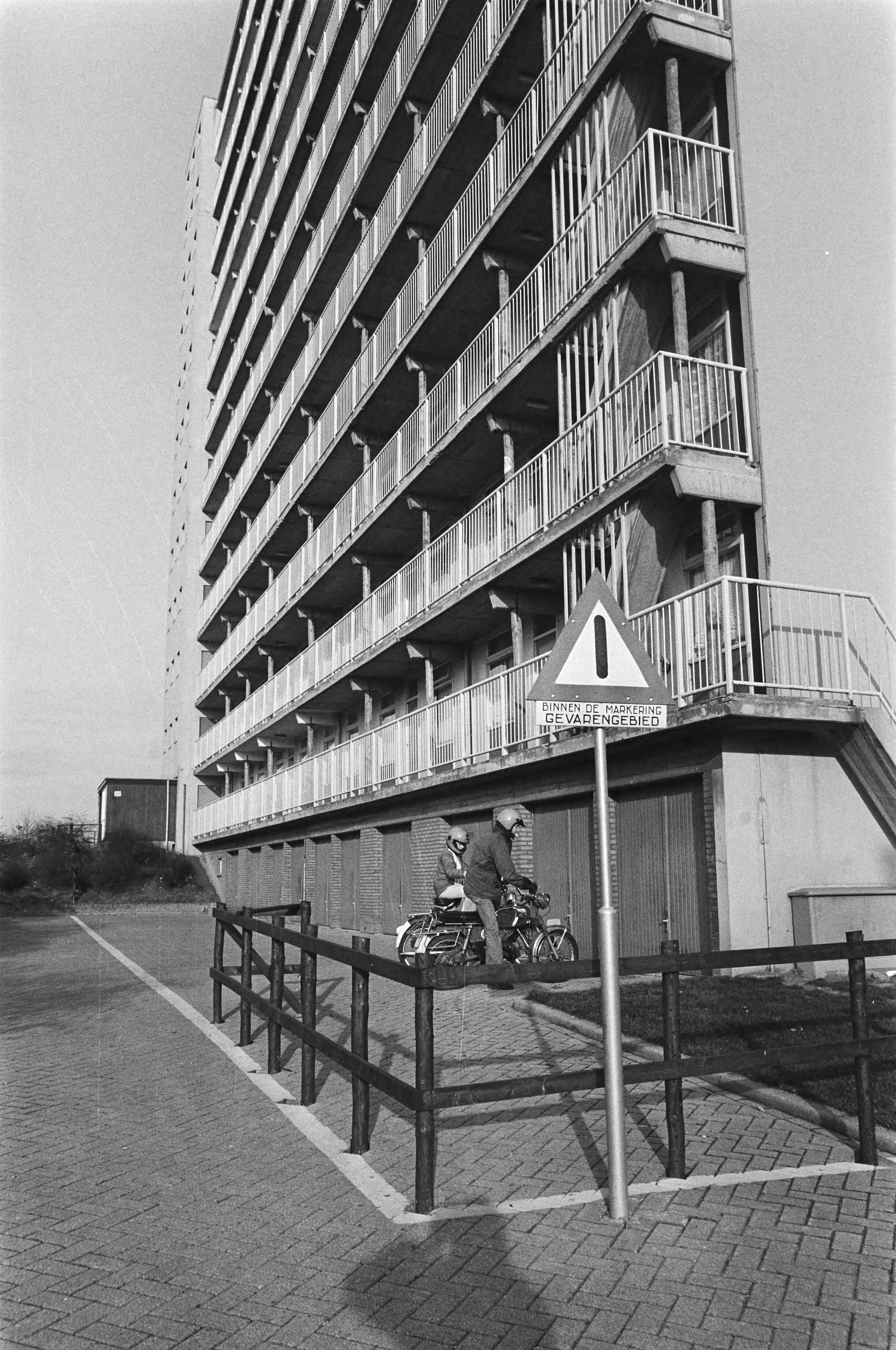 Fotocollectie Anefo — Flats in Limburgse Eygelshoven moet worden gesloopt wegen gebruik ondeugdelijk materiaal; "gevarenzone binnen gemarkeerd gebied" staat op bord bij de flat / — Foto: Verhoeff, Bert / Anefo. Licentie: Set B: Rechtenvrij / Publiek Domein. Bron: Nationaal Archief. http://hdl.handle.net/10648/ac916c20-d0b4-102d-bcf8-003048976d84