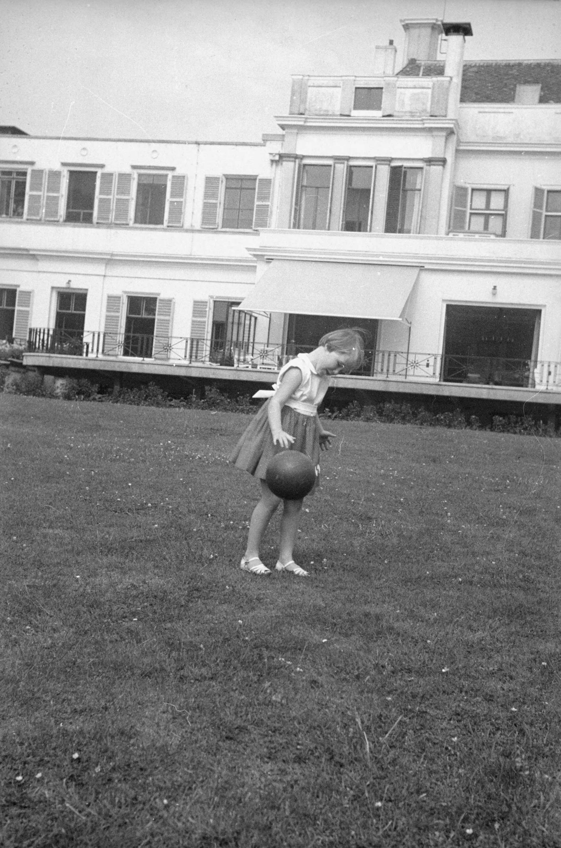 Fotocollectie RVD / Koninklijk Huis — Prinses Marijke (Christina) aan het spelen met een bal in de achtertuin van paleis Soestdijk, 1953 — Foto: Rousel (repro) / RVD. Licentie: Set B: Rechtenvrij / Publiek Domein. Bron: Nationaal Archief. http://hdl.handle.net/10648/afb69ff6-d0b4-102d-bcf8-003048976d84