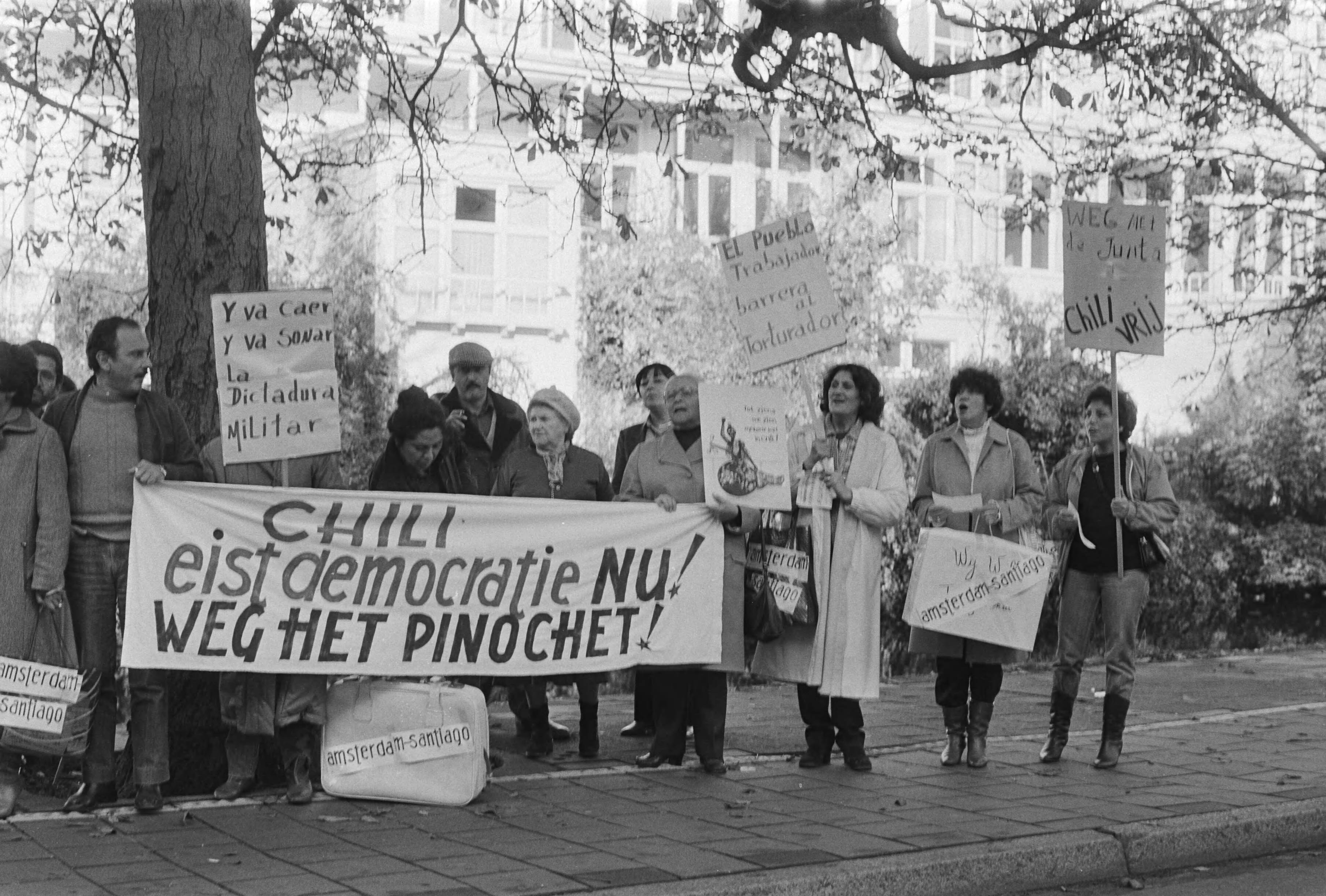Fotocollectie Anefo — Chili-demonstratie voor Chileense ambassade Den Haag — Foto: Vollebregt, Sjakkelien / Anefo. Licentie: Set B: Rechtenvrij / Publiek Domein. Bron: Nationaal Archief. http://hdl.handle.net/10648/ad3f183e-d0b4-102d-bcf8-003048976d84
