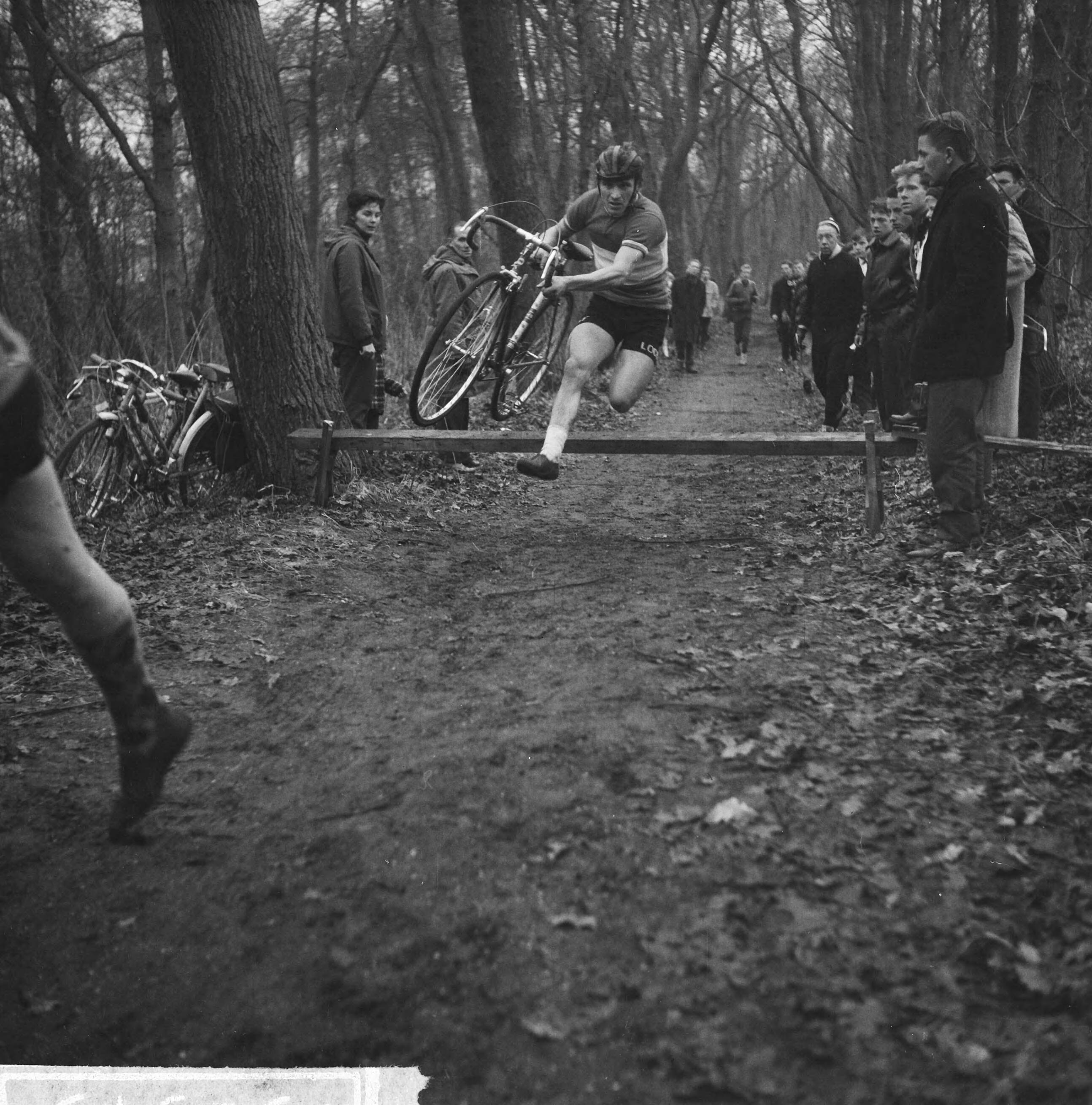 Fotocollectie Anefo — Nationale Cycle Cross "Katerkoers" op sportpark Duinhorst te Wassenaar. Latere winnaar Huub Harings uit Sibbe neemt een hindernis — Foto: Nijs, Jac. de / Anefo. Licentie: Set B: Rechtenvrij / Publiek Domein. Bron: Nationaal Archief. http://hdl.handle.net/10648/aa540bd4-d0b4-102d-bcf8-003048976d84