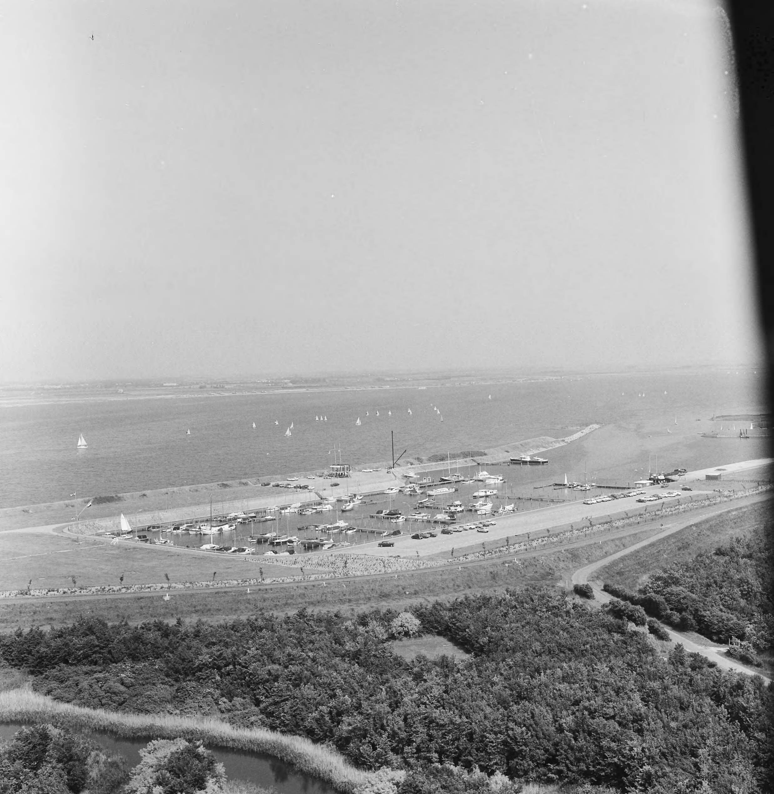 Fotocollectie Nederlandse Heidemaatschappij — Luchtopname. Jachthaven Vrouwenpolder (Zeeland) — Foto: Fotograaf Onbekend / Heidemij. Licentie: Set B: Rechtenvrij / Publiek Domein. Bron: Nationaal Archief. http://hdl.handle.net/10648/ae4f81dc-d0b4-102d-bcf8-003048976d84